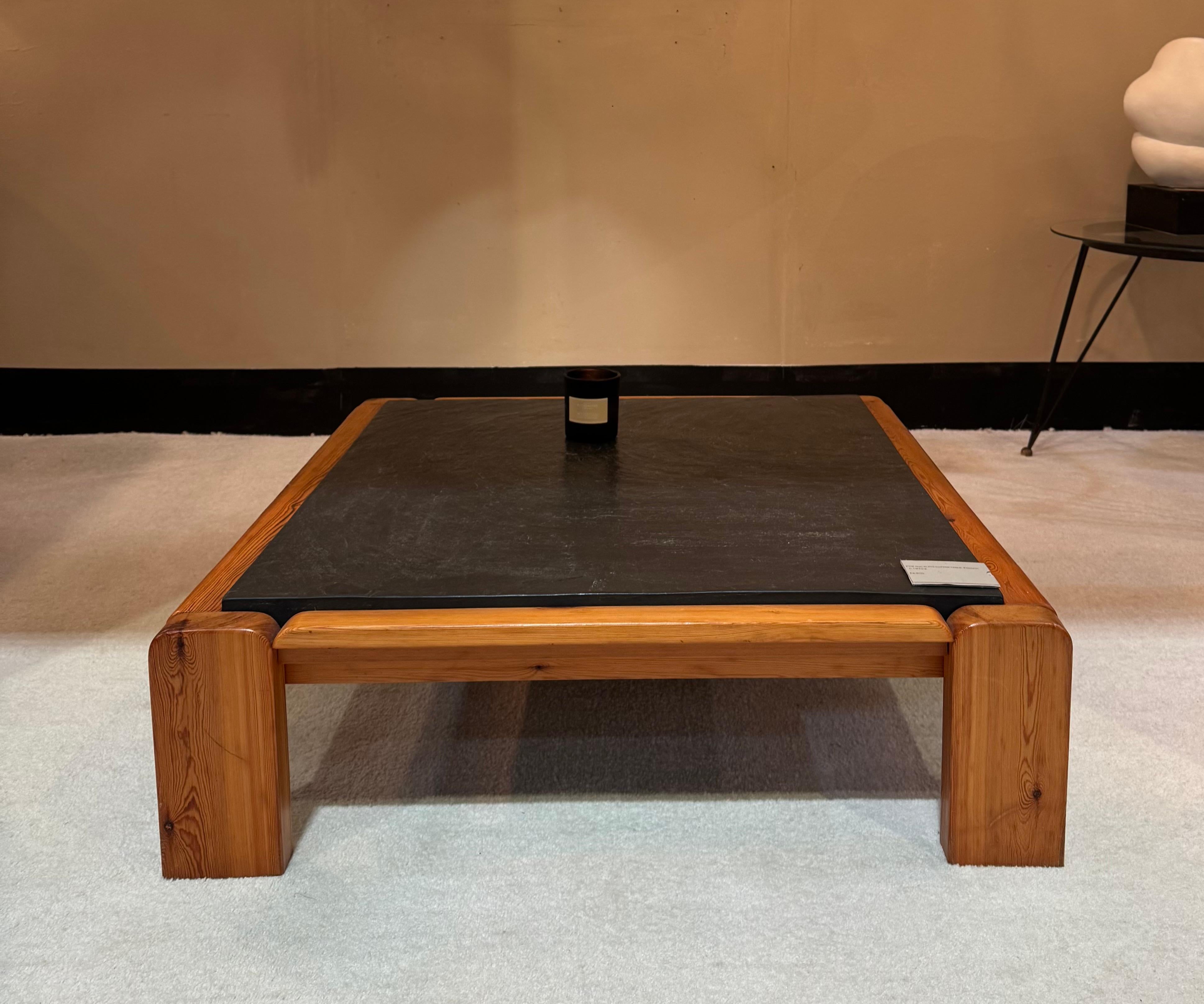 Ardoise Grande table basse en pin et ardoise des années 1970 en vente