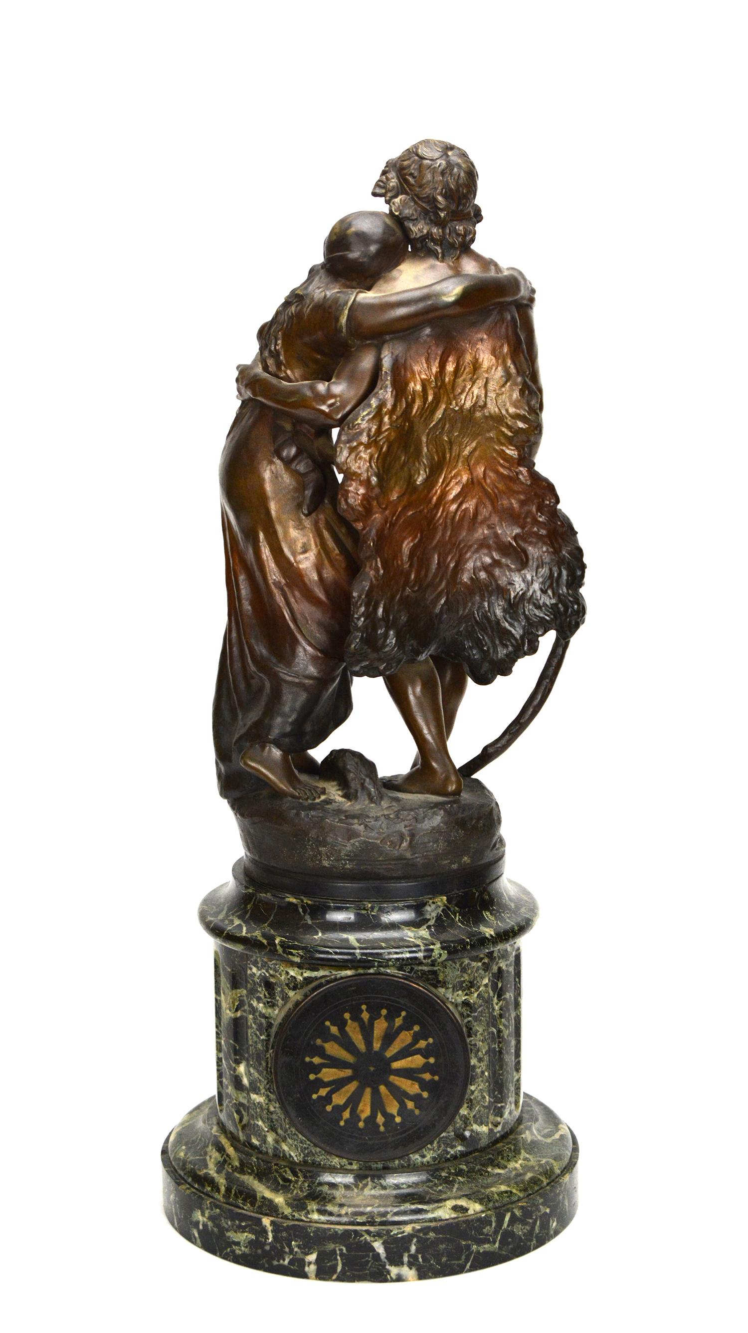 Français Grande horloge de manteau en bronze du 19ème siècle, avec un couple intime, base en marbre, 8 jours. en vente