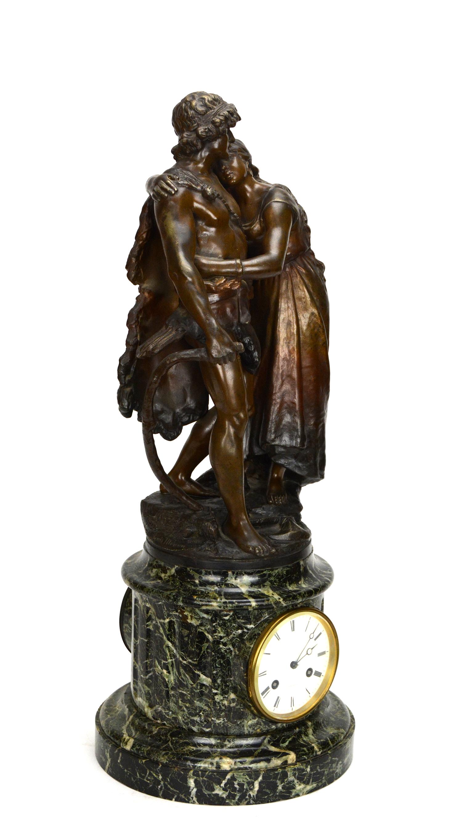 Grande horloge de manteau en bronze du 19ème siècle, avec un couple intime, base en marbre, 8 jours. Bon état - En vente à Danville, CA