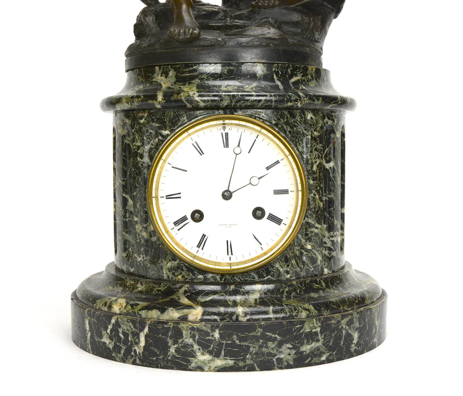 Grande horloge de manteau en bronze du 19ème siècle, avec un couple intime, base en marbre, 8 jours. en vente 3