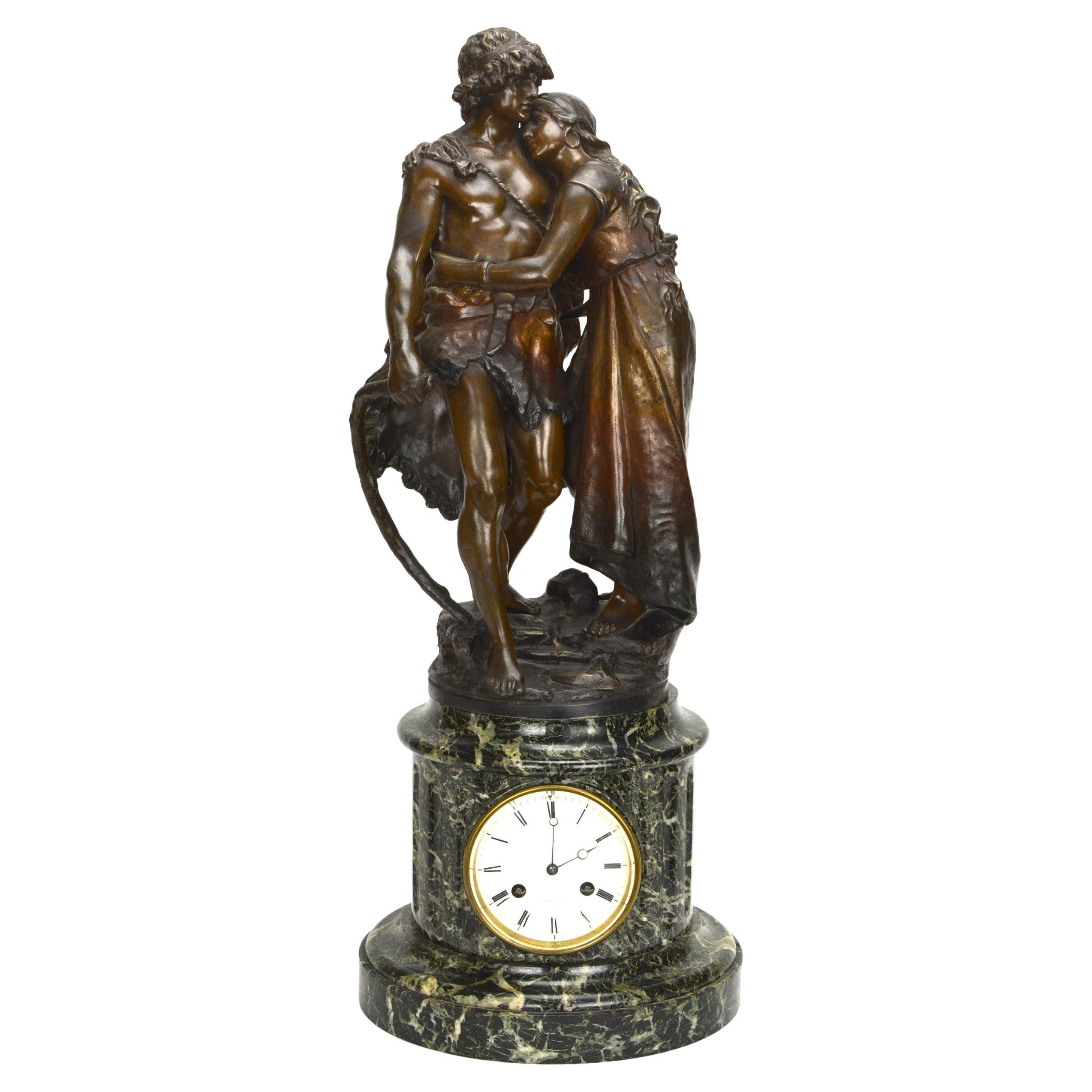 Grande horloge de manteau en bronze du 19ème siècle, avec un couple intime, base en marbre, 8 jours. en vente