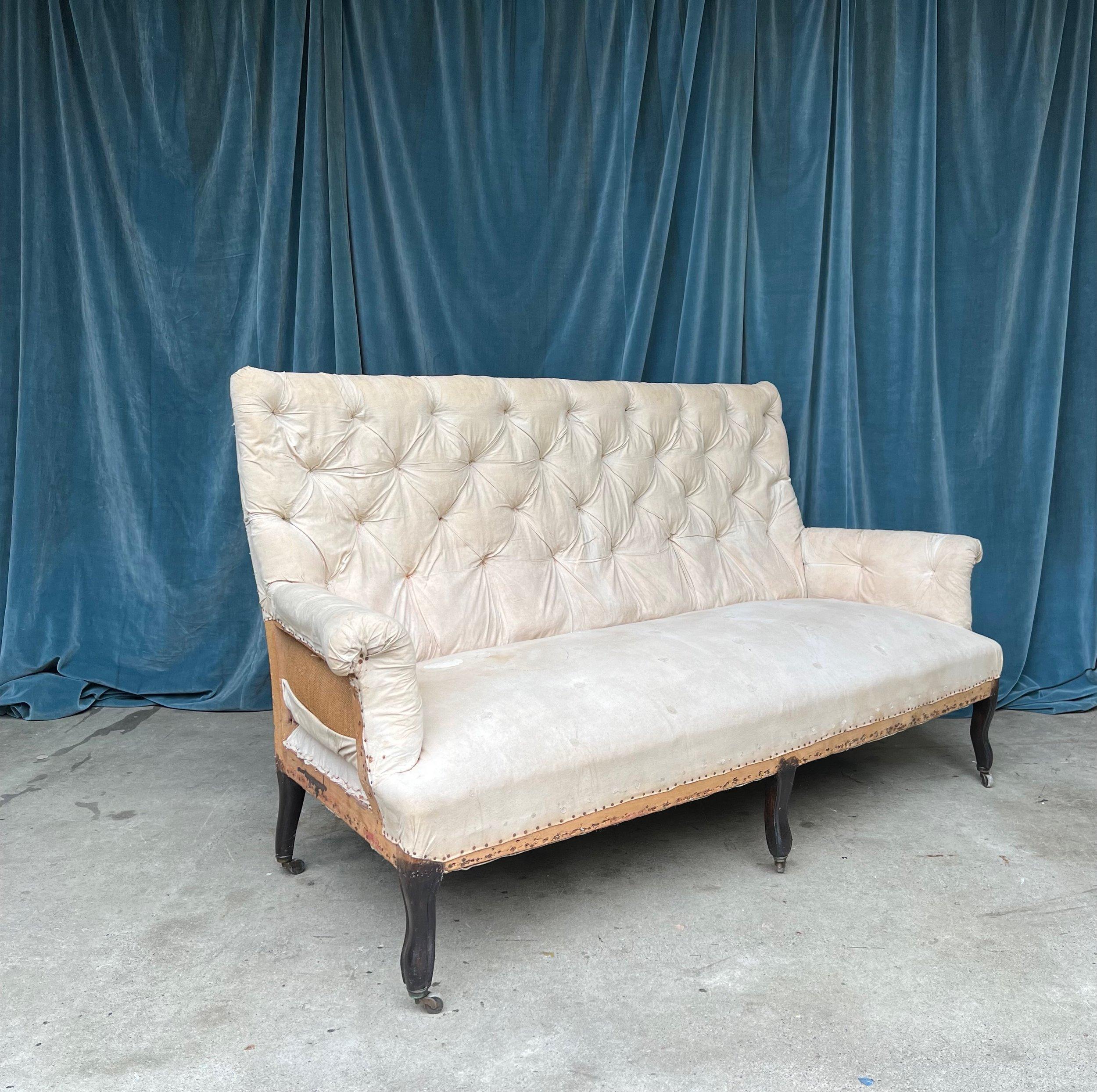 Tissu d'ameublement Grand canapé touffeté français Napoléon III du 19ème siècle en vente
