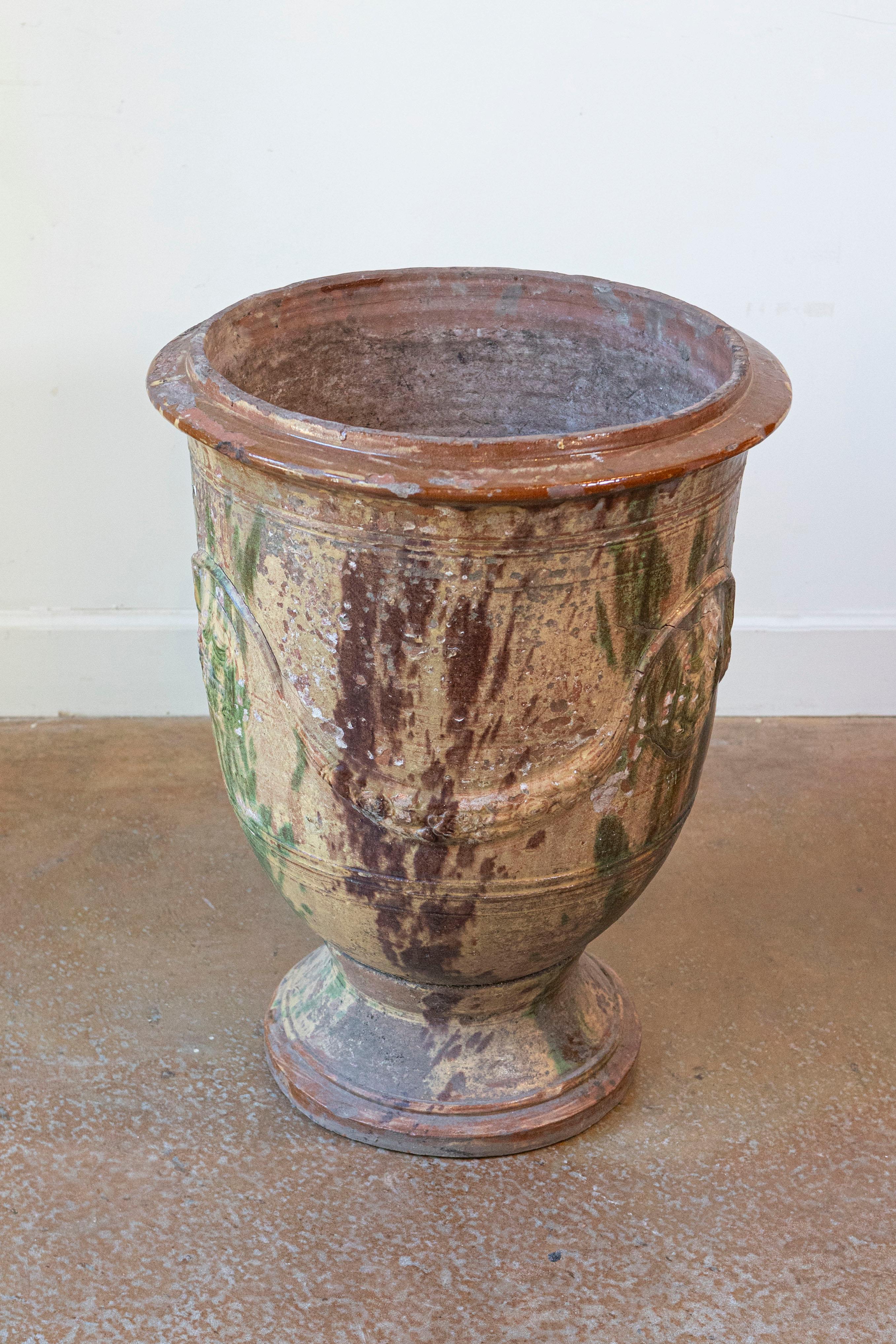 Stile provenzale Grande vaso francese del XIX secolo Boisset Anduze con smalto marrone, verde e volute in vendita