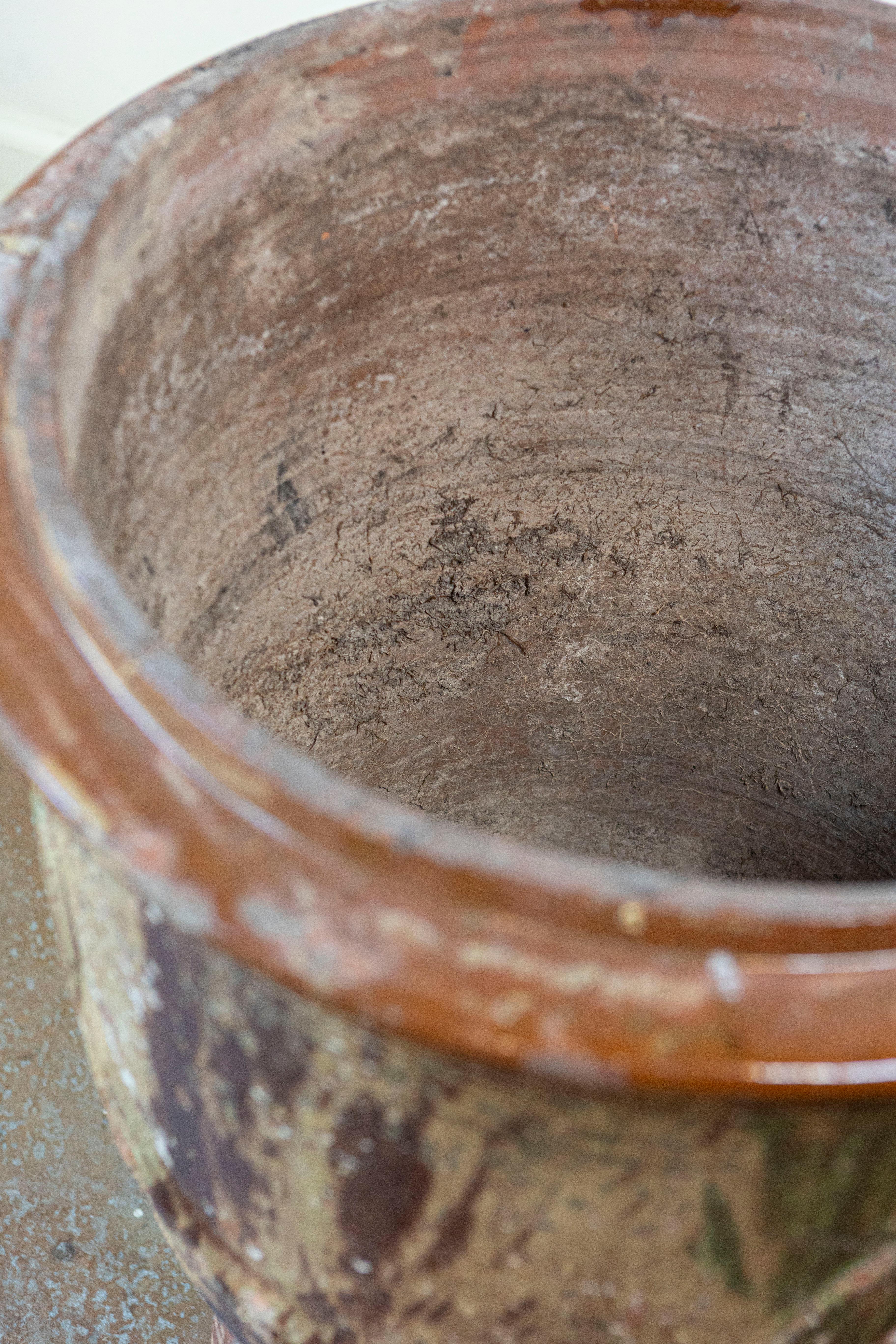 Francese Grande vaso francese del XIX secolo Boisset Anduze con smalto marrone, verde e volute in vendita