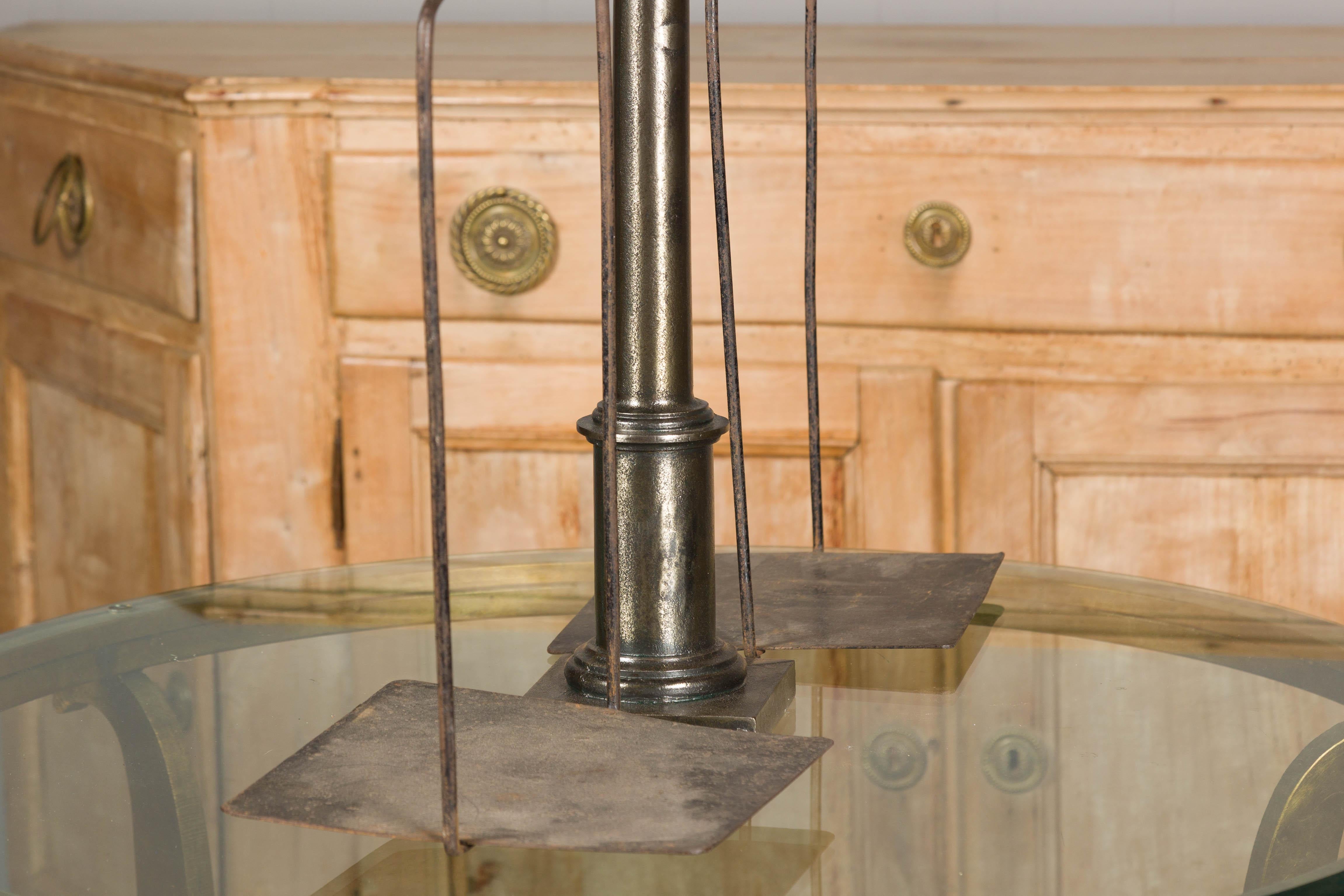 Grande échelle française du 19ème siècle en laiton et acier avec panneaux de poids et colonne en vente 14