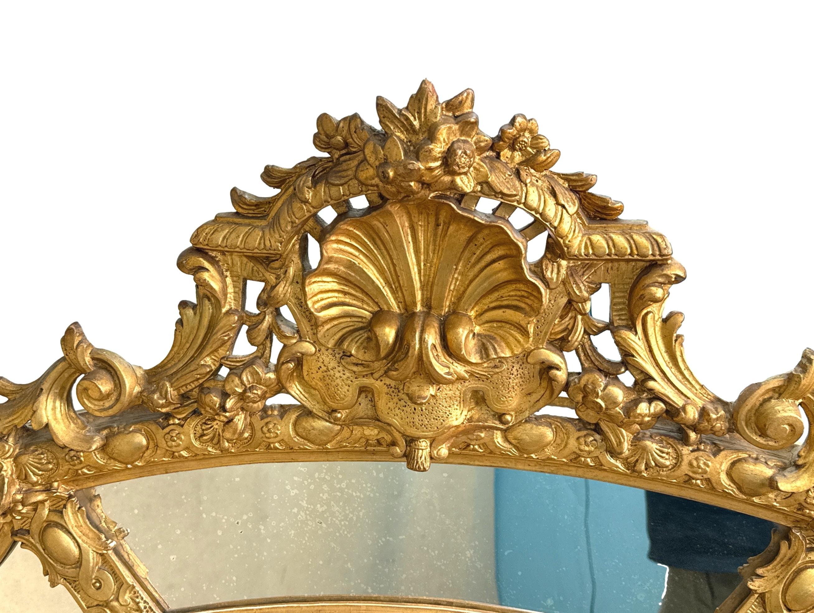 Miroir rectangulaire en bois doré et gesso de très bonne qualité, datant du milieu du XIXe siècle, avec un cadre marginal sectionné et un décor sculpté de feuillages et d'enroulements superbement élégants, entourant des plaques de miroir apparemment