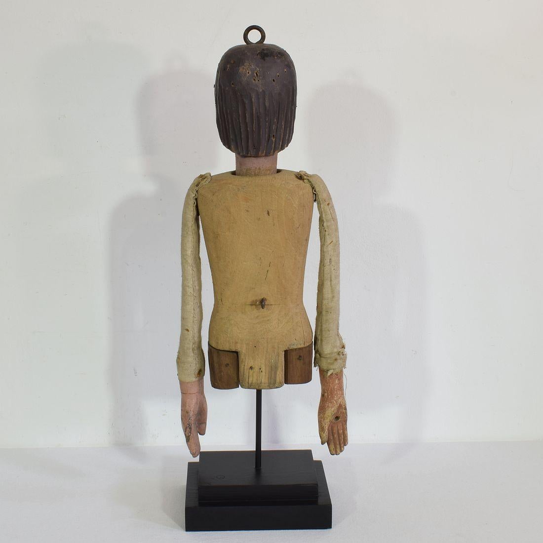 Großes französisches handgeschnitztes Holzfragment einer Marionette aus dem 19. Jahrhundert (Textil) im Angebot