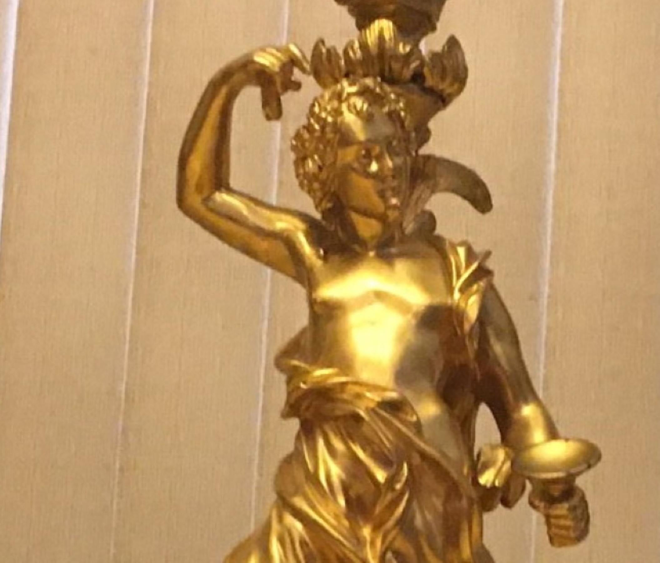 Grand présentoir de style Louis XVI du 19ème siècle en bronze et bronze doré en vente 1