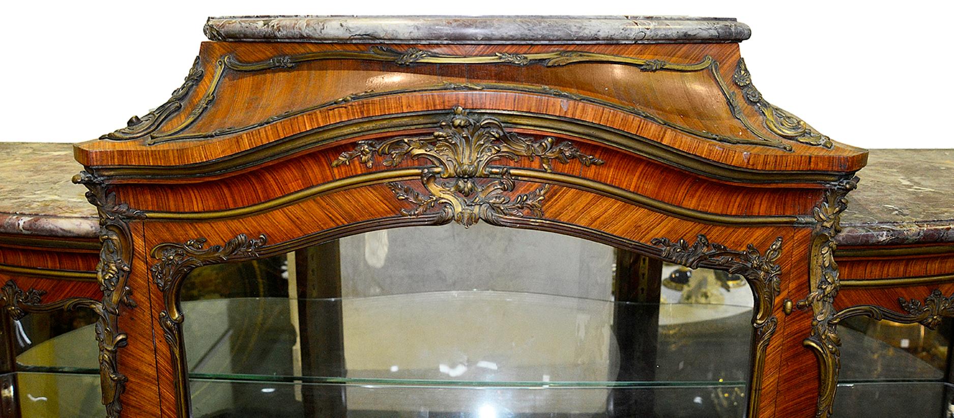 Magnífica vitrina francesa de estilo Luis XVI, de finales del siglo XIX, en forma de bomba, con maravillosas monturas de ormolina dorada, mármol original en la parte superior, cristal en forma de serpiente, puerta central que se abre para revelar