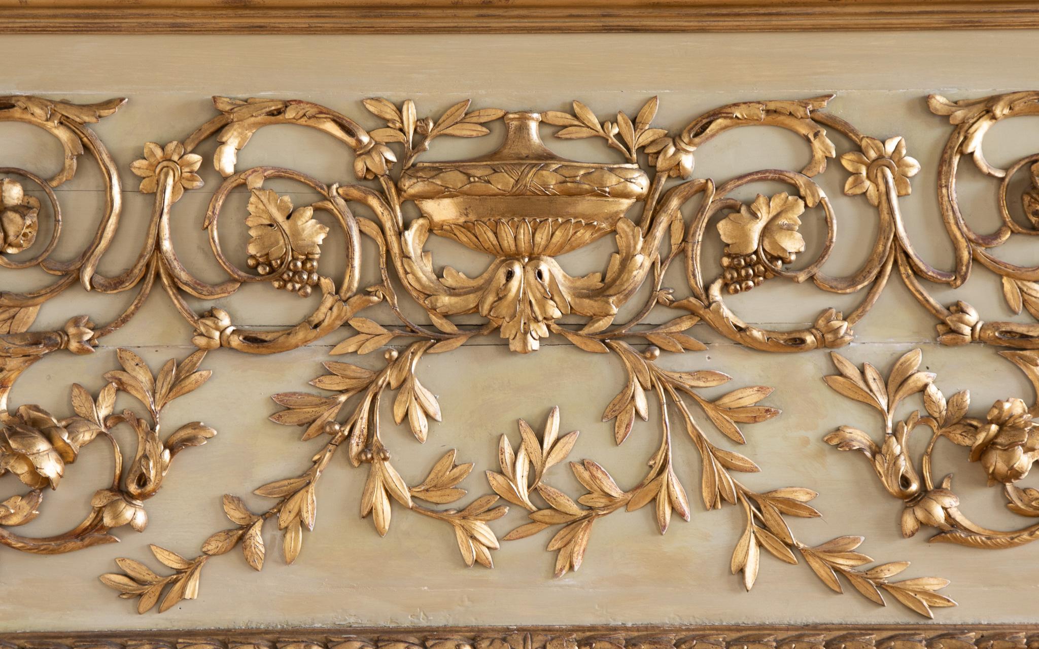 Francese Grande specchio Trumeau francese del XIX secolo in stile LXVI in legno dorato in vendita