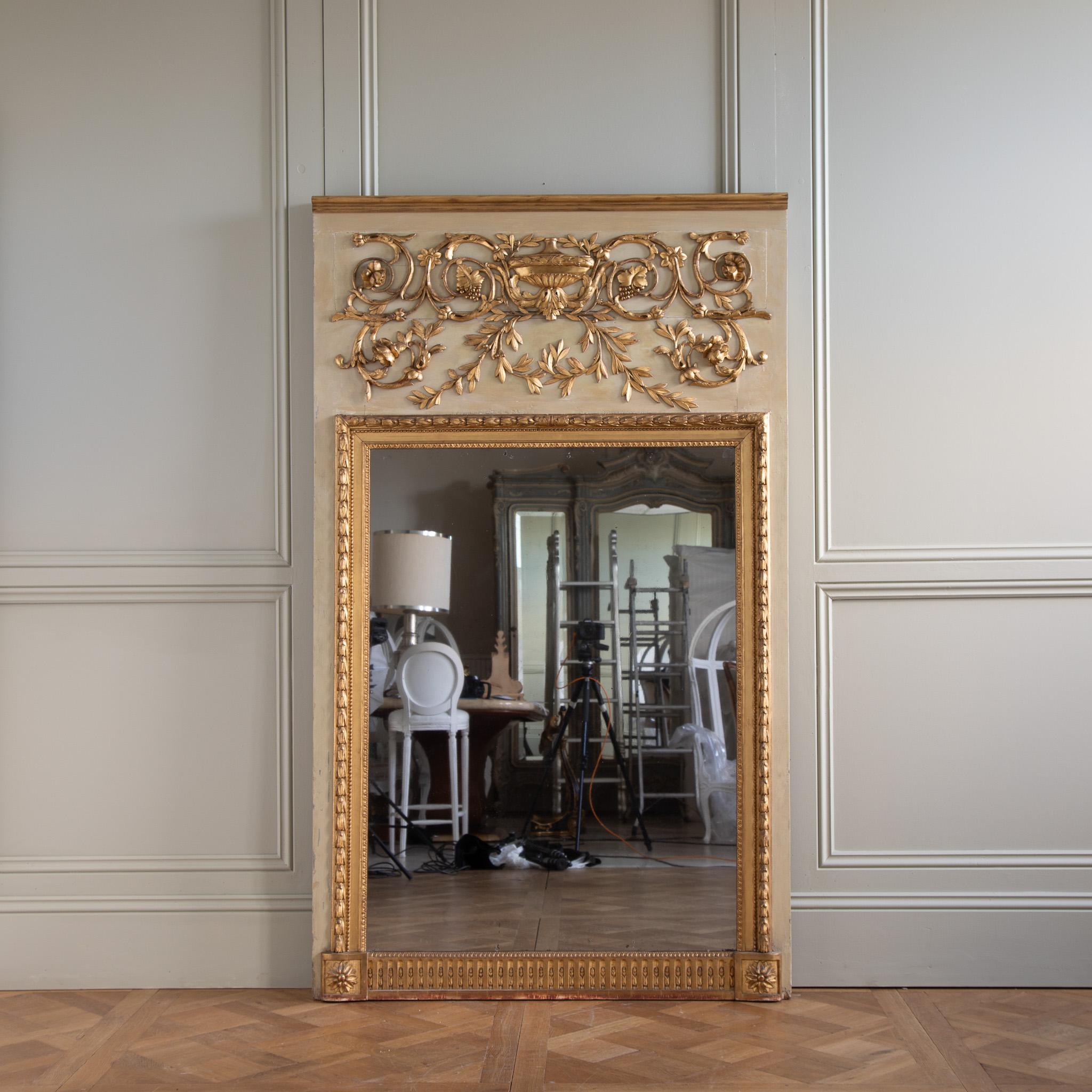 Legno massiccio Grande specchio Trumeau francese del XIX secolo in stile LXVI in legno dorato in vendita