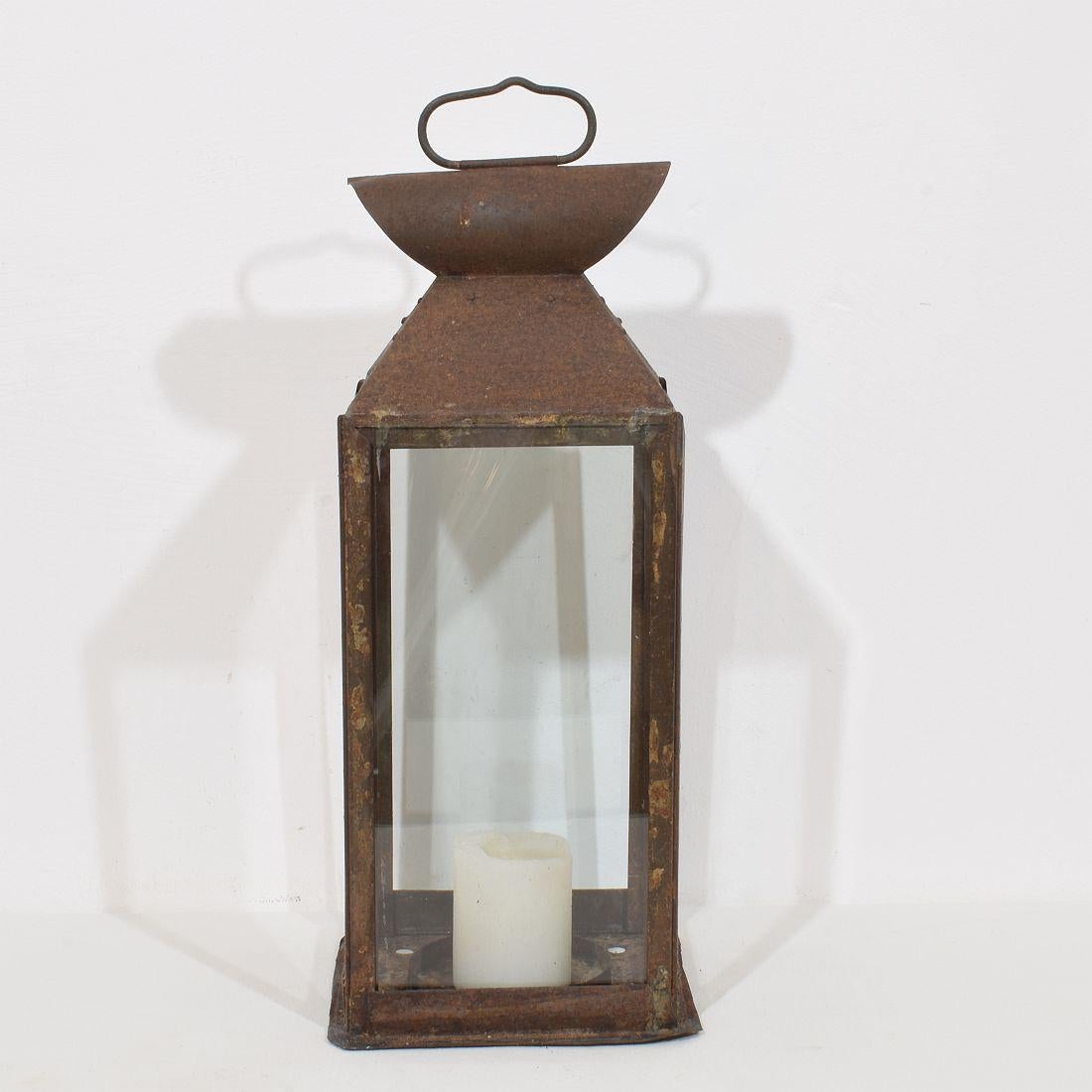 Charmante grande lanterne en fer, France, vers 1880-1900 . Type très particulier de lanterne sans porte. Vous pouvez ouvrir la lanterne en faisant glisser la vitre vers le haut.
Météorisé.
H:51cm  W:20,5cm