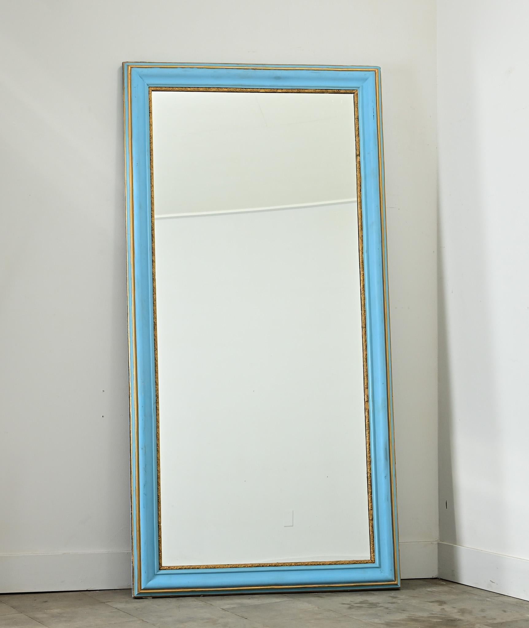 Questo classico specchio francese del XIX secolo (che è simmetrico per essere montato in qualsiasi orientamento) è stato recentemente aggiornato con una vernice blu brillante per dargli un'estetica nuova e più rilassata. Conserva parte della