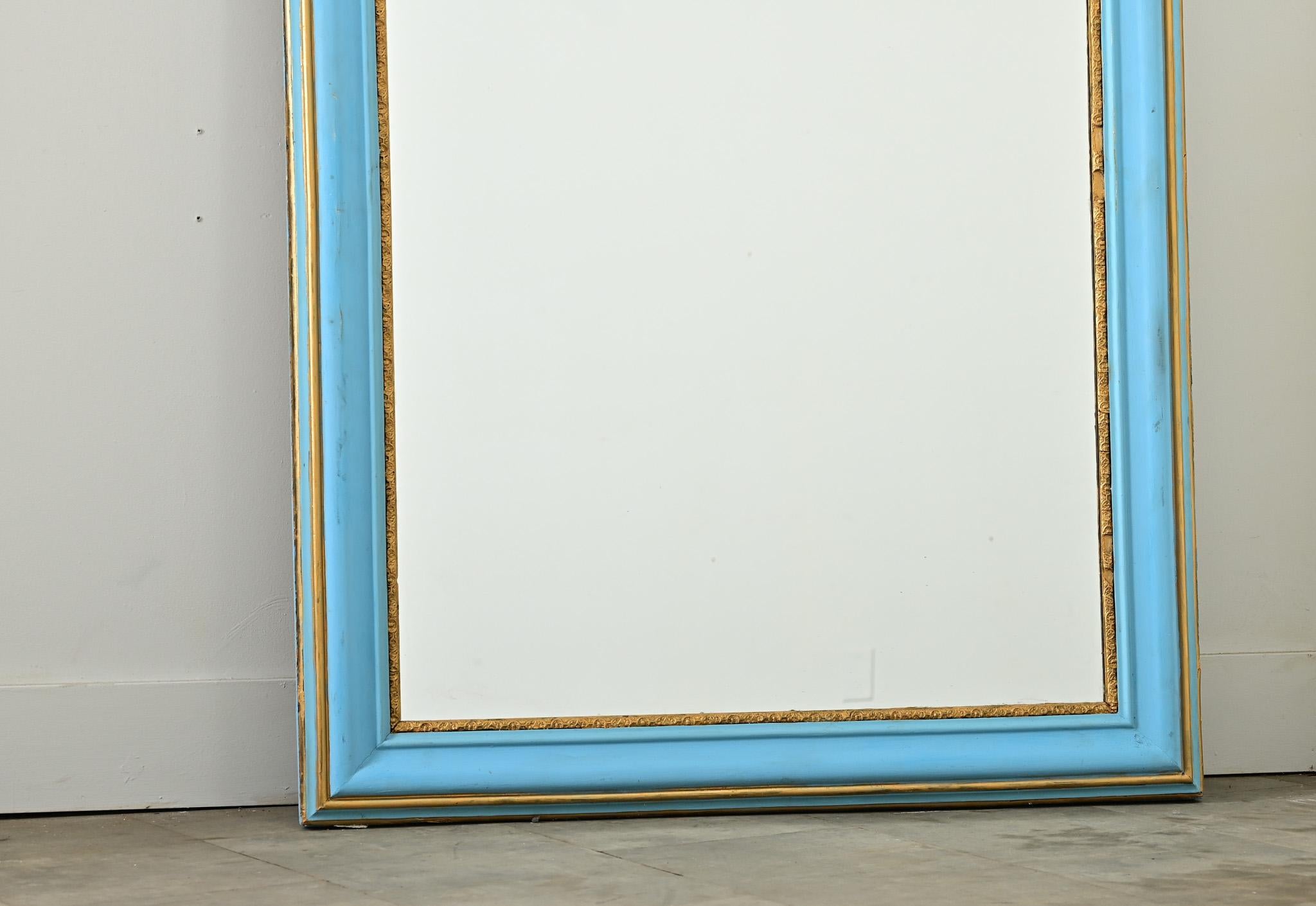 Francese Grande specchio francese del XIX secolo con vernice blu recente in vendita