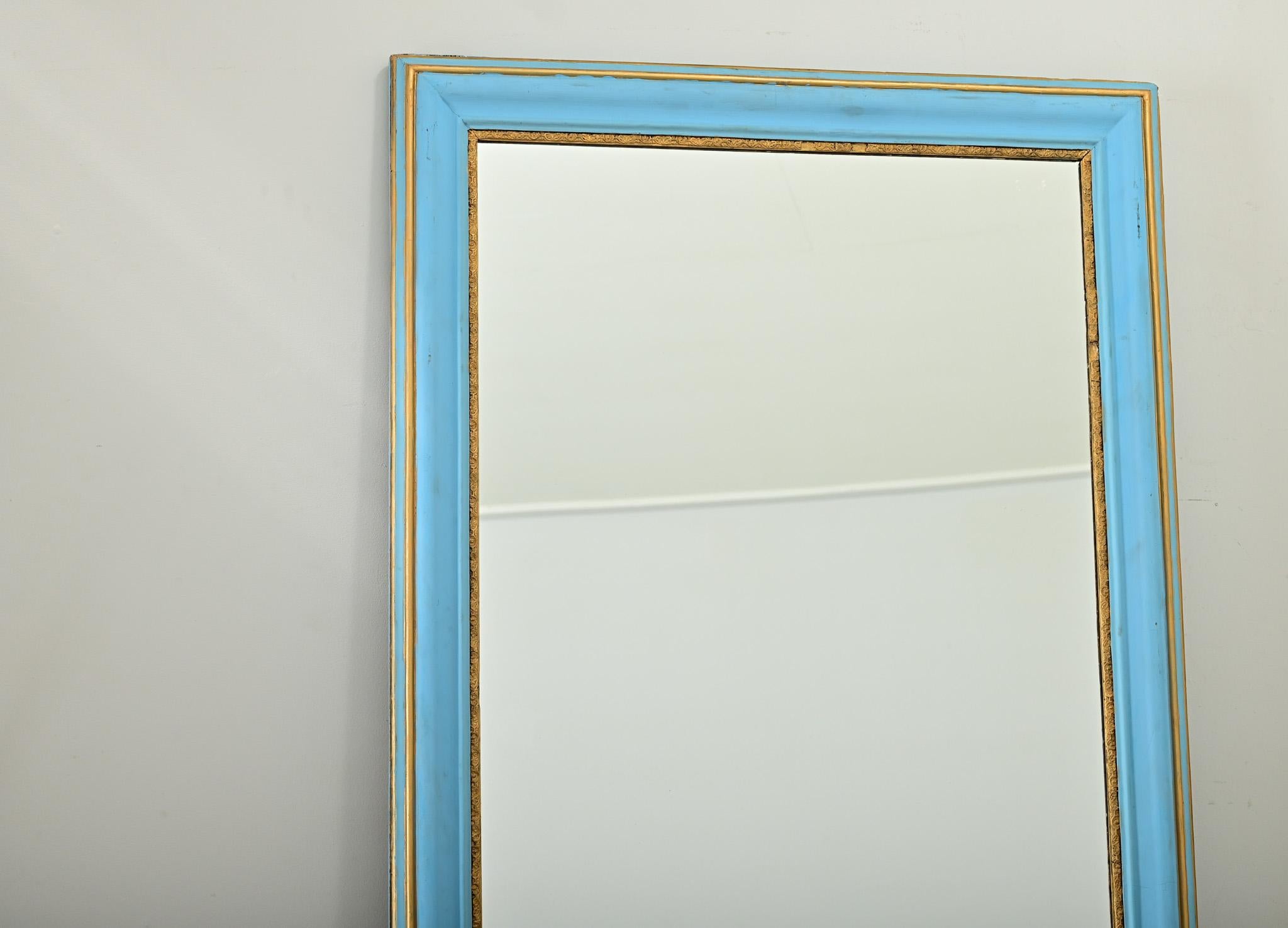 Intagliato Grande specchio francese del XIX secolo con vernice blu recente in vendita