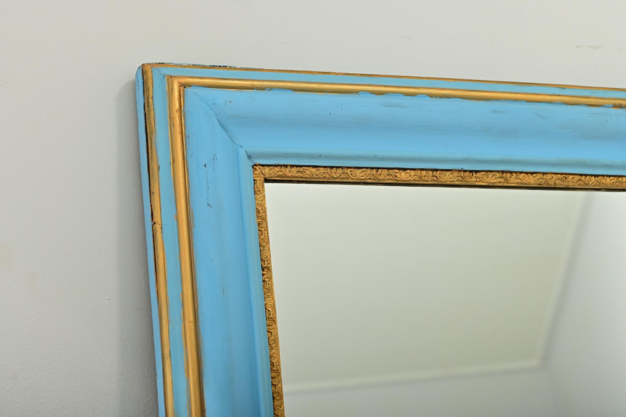 Grande specchio francese del XIX secolo con vernice blu recente In condizioni buone in vendita a Baton Rouge, LA