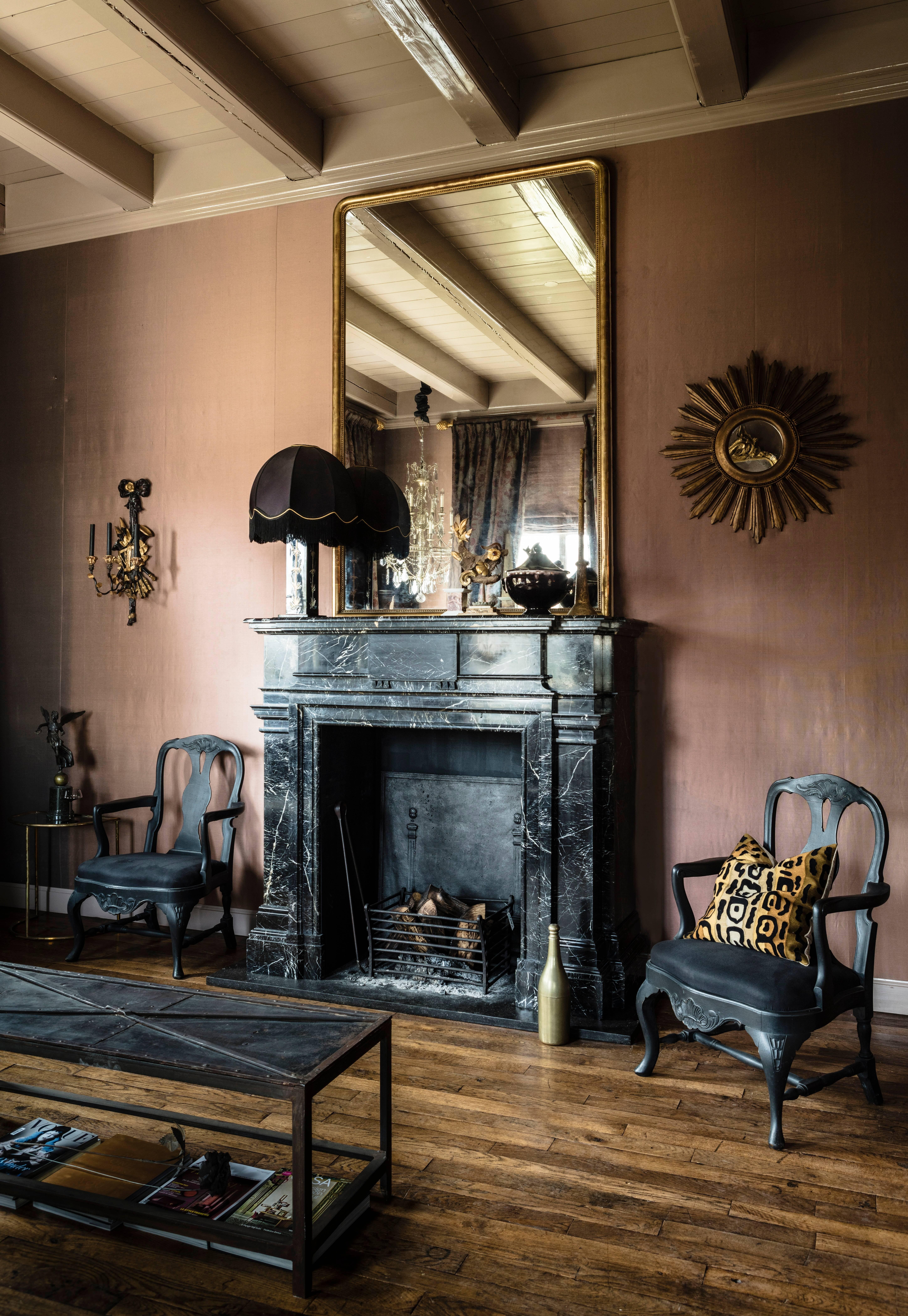 Beautiful large late 19th century fire place made in France.
The mantel piece has a neoclassical architectural design.
Made from black Nero Marquina marble with a beautiful pattern of white veins.
The fire place is in a very good condition.
