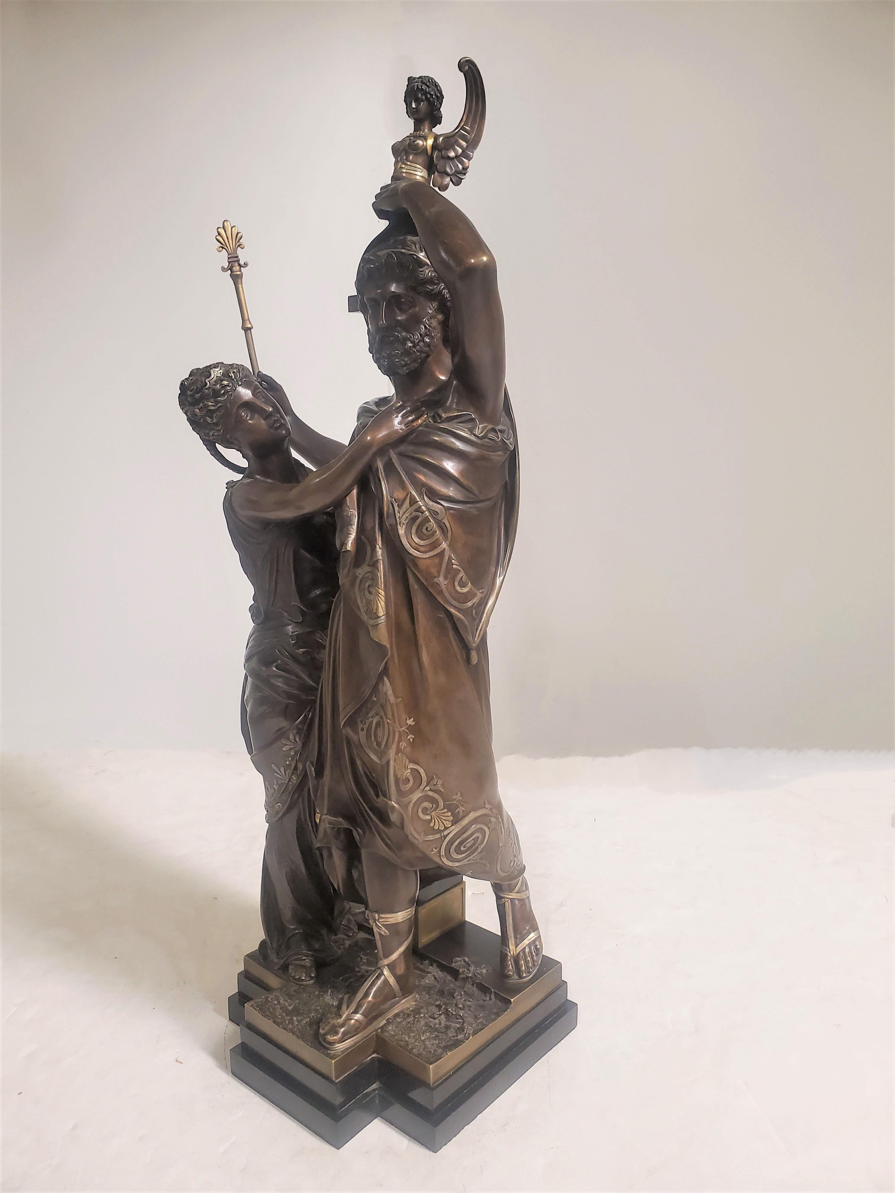 Bedeutende französische mehrfigurige Bronzeskulptur eines Mannes und einer Frau aus dem 19. Jahrhundert, mit warmer brauner Patina und ungewöhnlicher und seltener Paketvergoldung und Silberverzierung. 
Darstellung eines Königs mit seiner Königin