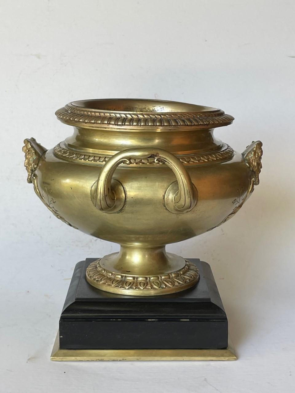 Français Grande urne de centre de table française du 19ème siècle en bronze patiné sur socle en marbre en vente