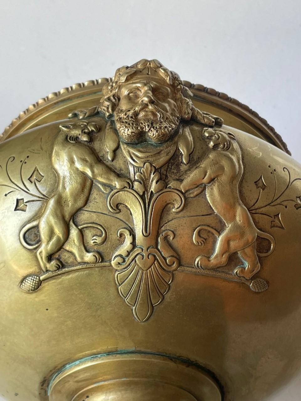 Große französische Urne aus patinierter Bronze des 19. Jahrhunderts auf Marmorsockel im Angebot 3