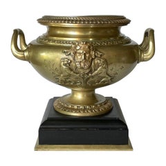 Grande urne de centre de table française du 19ème siècle en bronze patiné sur socle en marbre