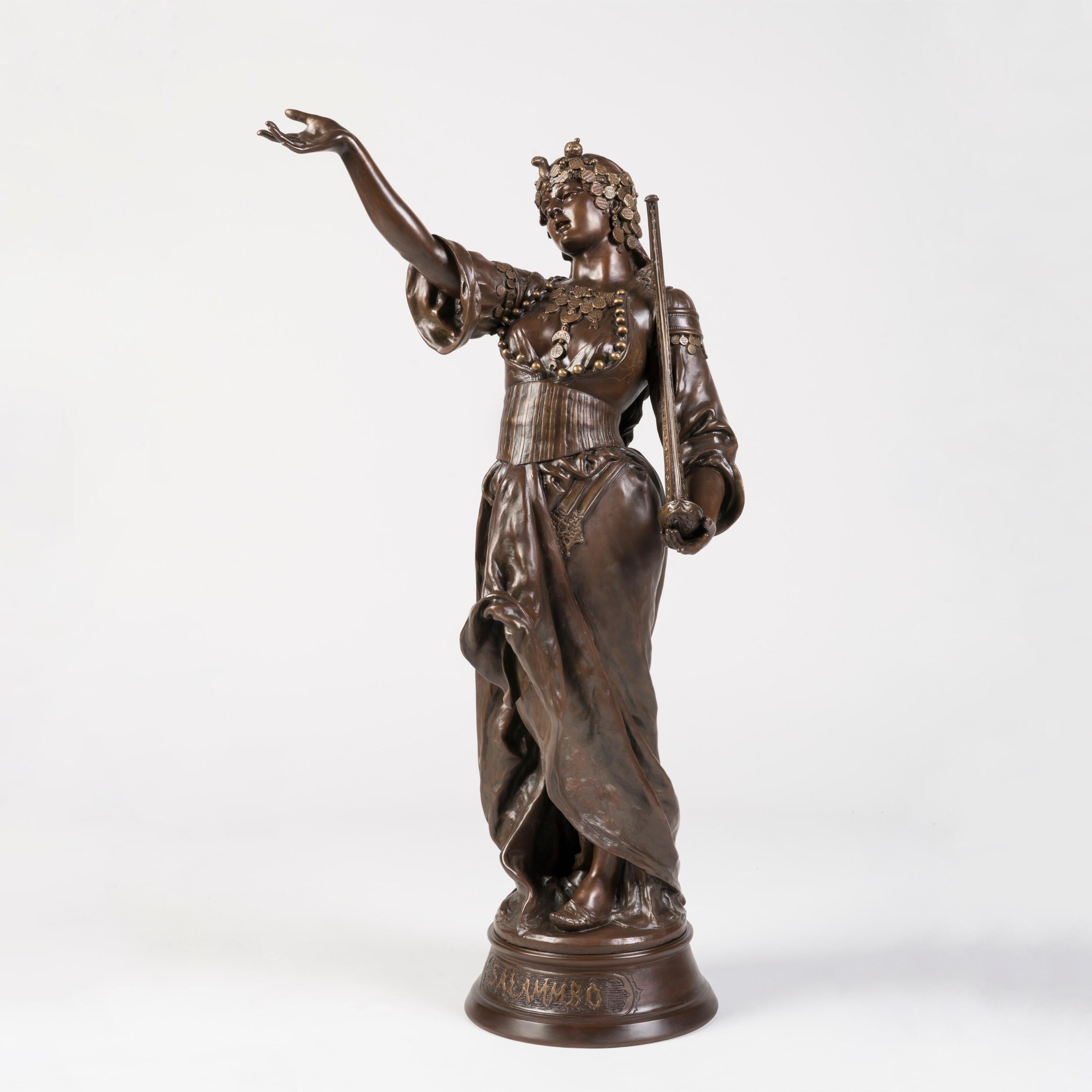 Una grande scultura figurativa in bronzo di Salammbô
Di Marcel Début

La figura patinata rappresenta il personaggio del romanzo Salammbô di Gustave Flaubert, come testimonia il cartiglio con il suo nome sul basamento affusolato, l'antica