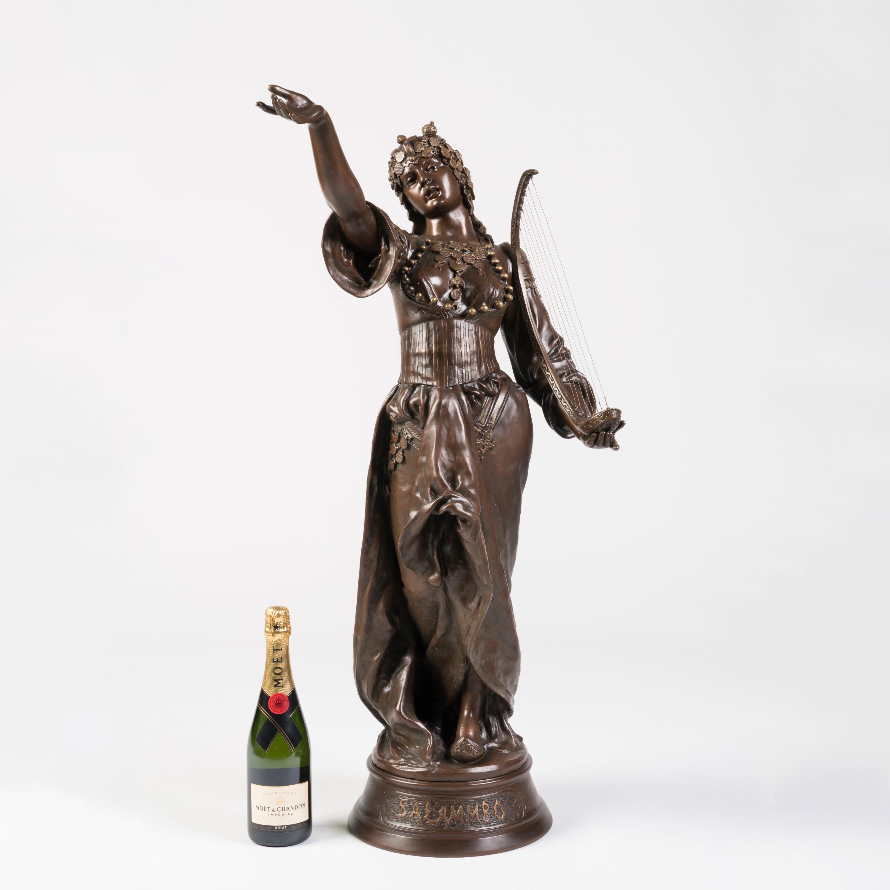 Francese Grande scultura in bronzo patinato francese del XIX secolo raffigurante Salammbô di Marcel Début in vendita