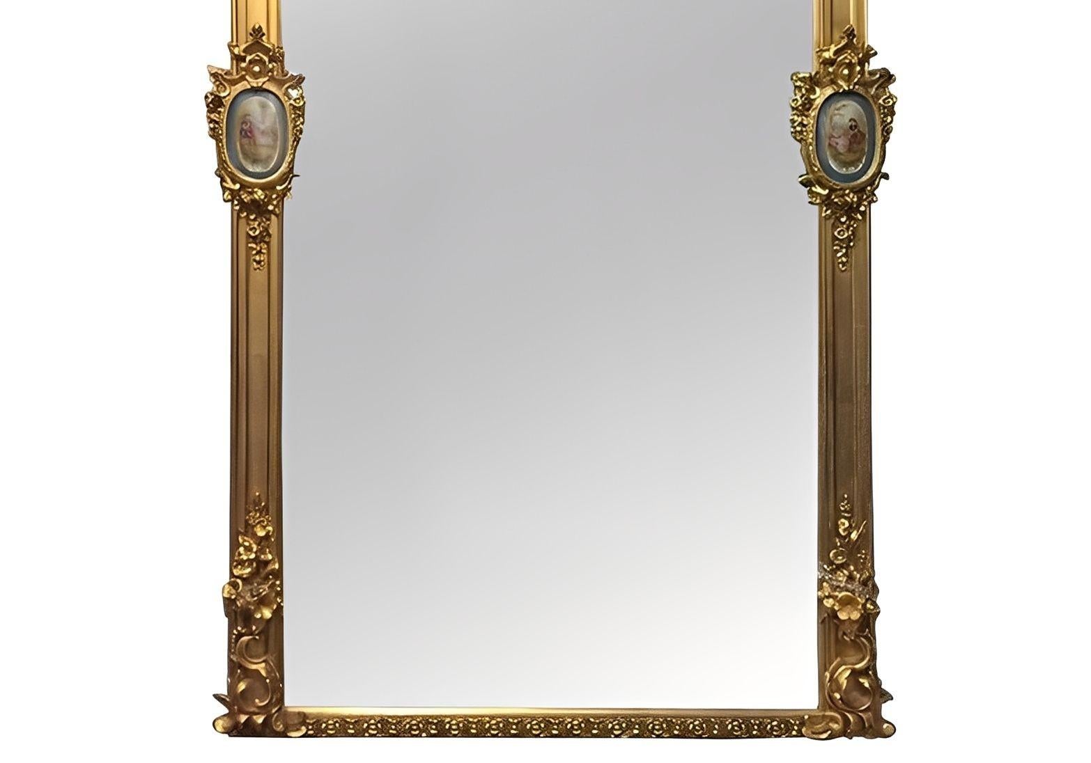 Gran espejo rococó francés del siglo XIX de madera dorada con placas de porcelana de Sevres en venta 1