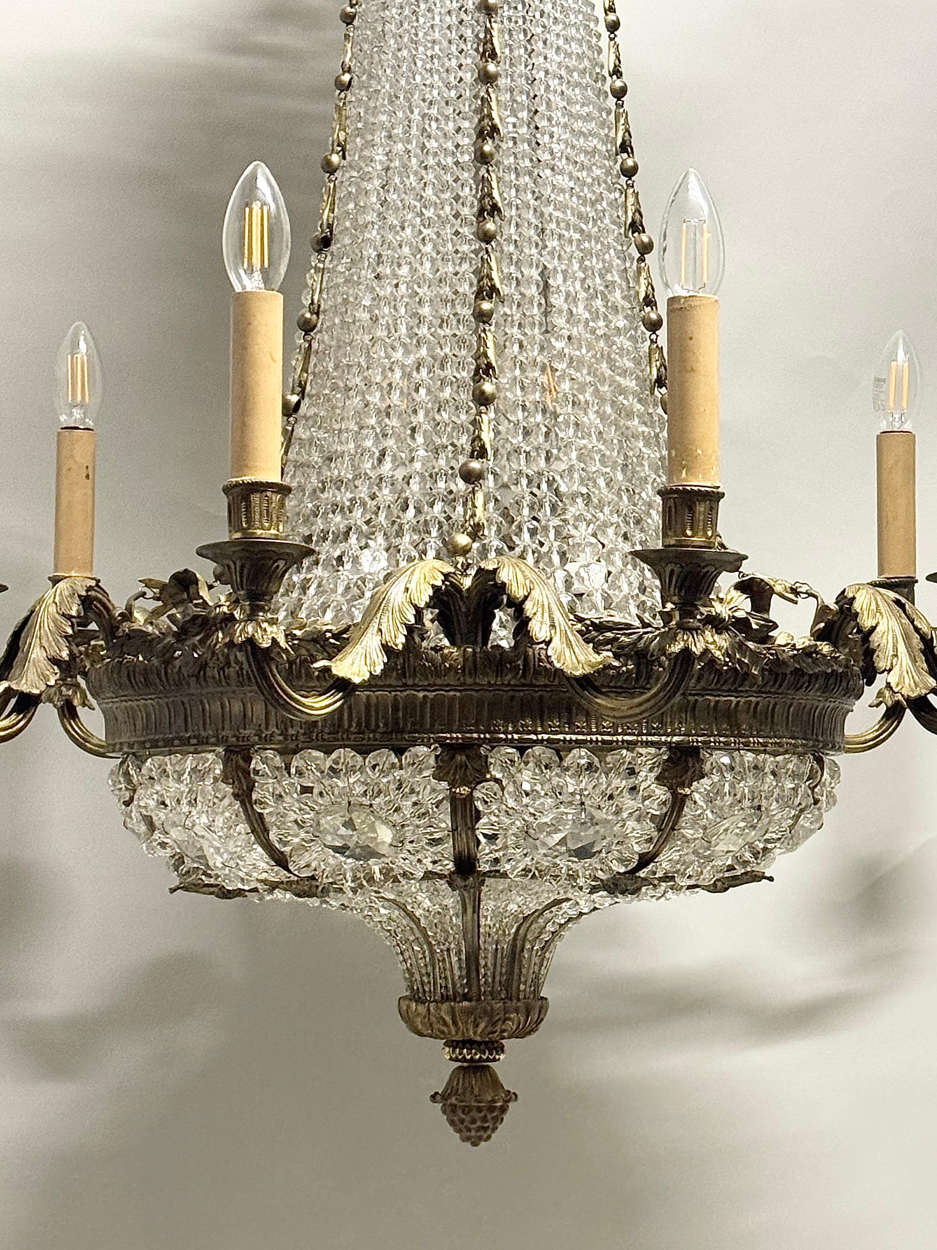 Grande lampadario francese del 19° Sac a pearl con cesto di bronzo e perline di cristallo in vendita 3