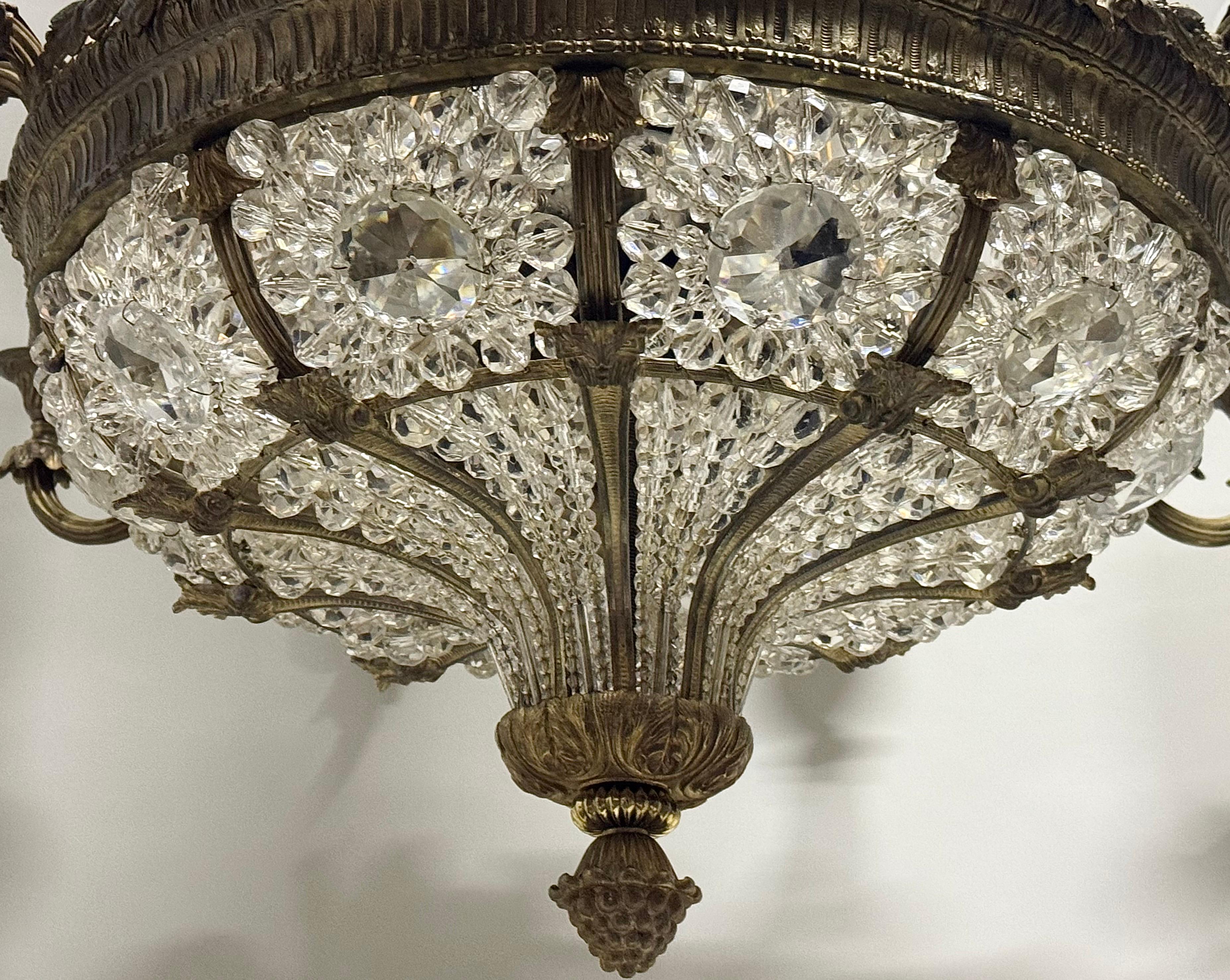 Grande lampadario francese del 19° Sac a pearl con cesto di bronzo e perline di cristallo in vendita 4