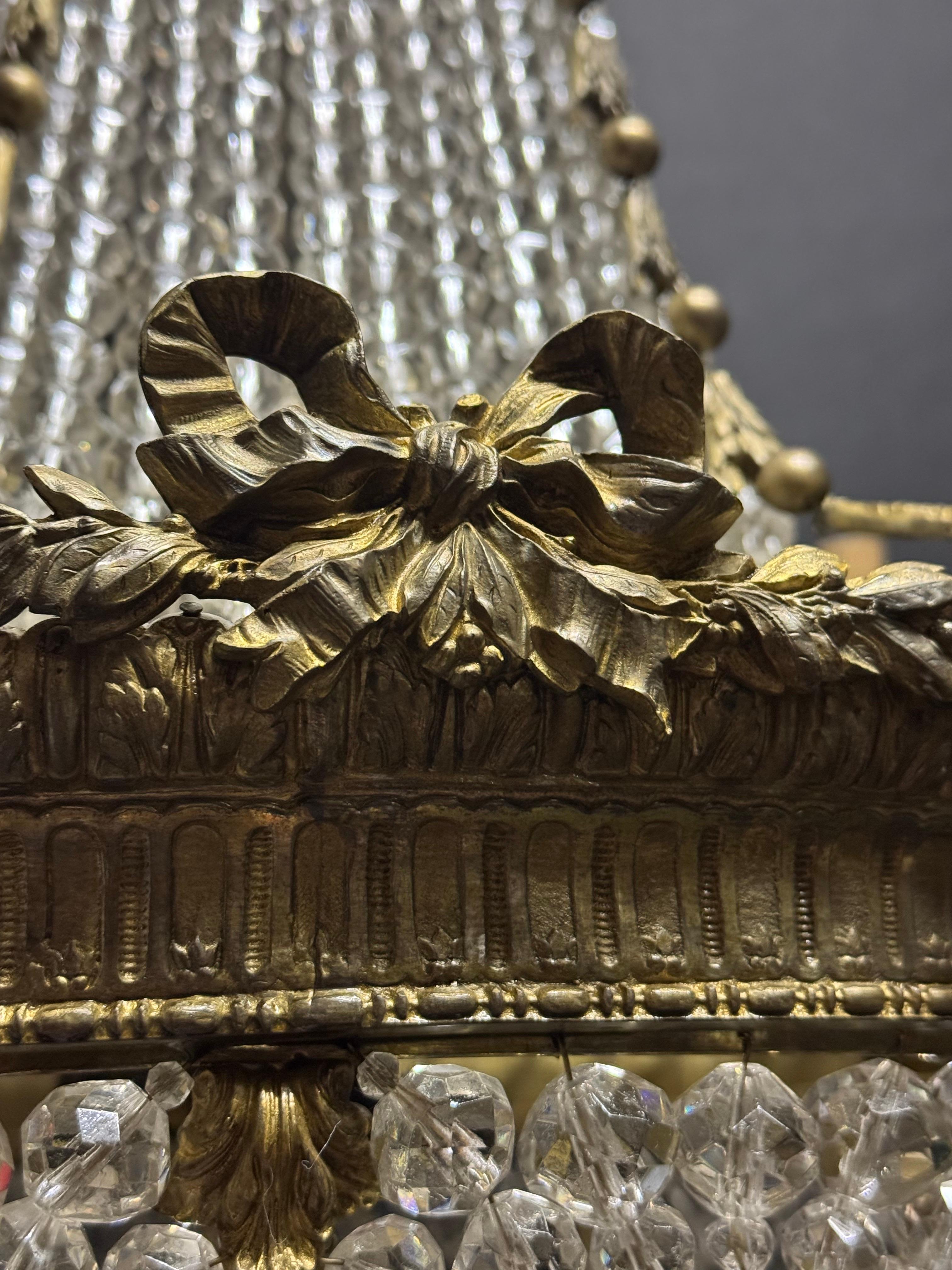 Grande lampadario francese del 19° Sac a pearl con cesto di bronzo e perline di cristallo in vendita 5