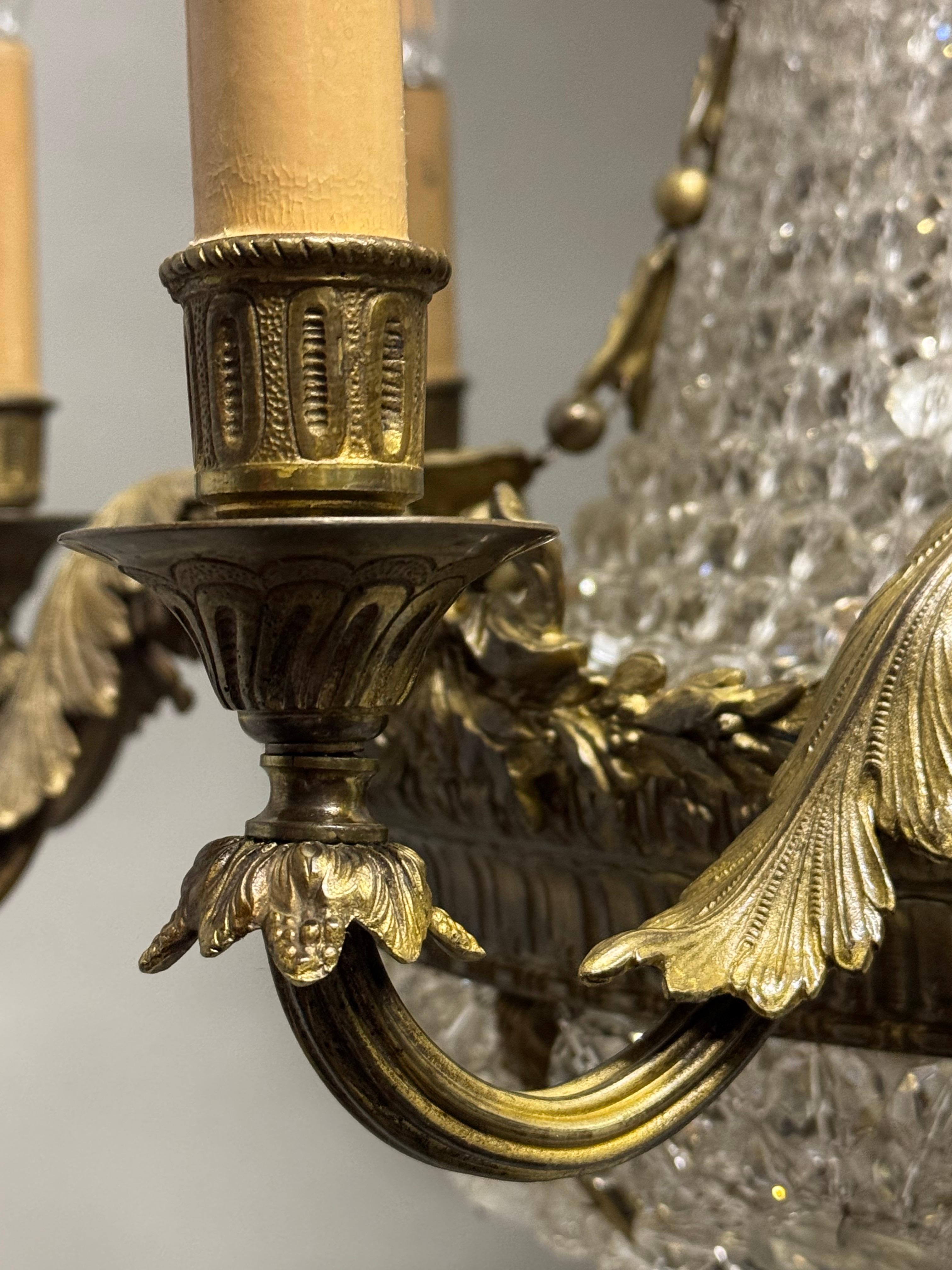 Grande lampadario francese del 19° Sac a pearl con cesto di bronzo e perline di cristallo in vendita 6