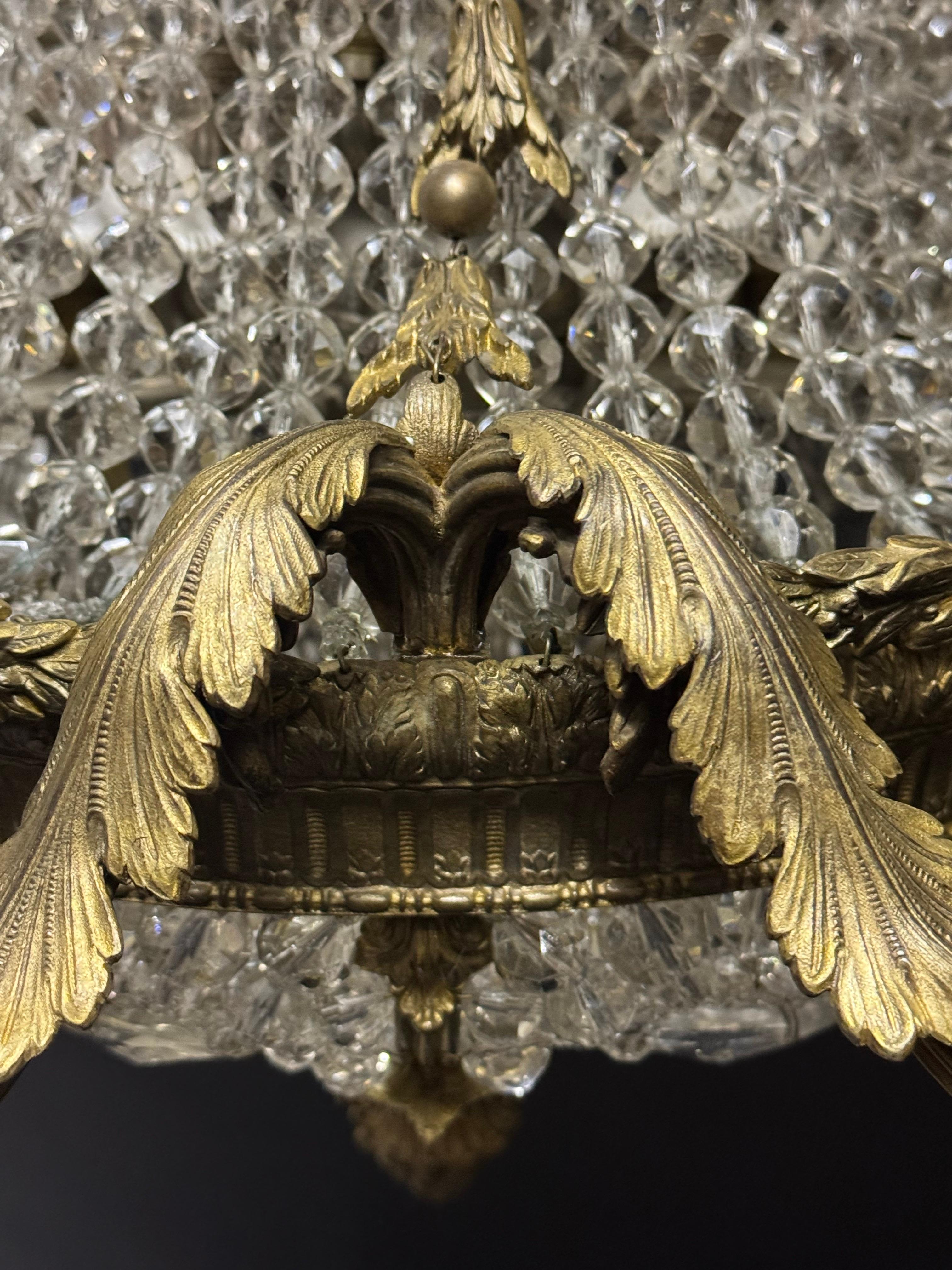 Grande lampadario francese del 19° Sac a pearl con cesto di bronzo e perline di cristallo in vendita 7