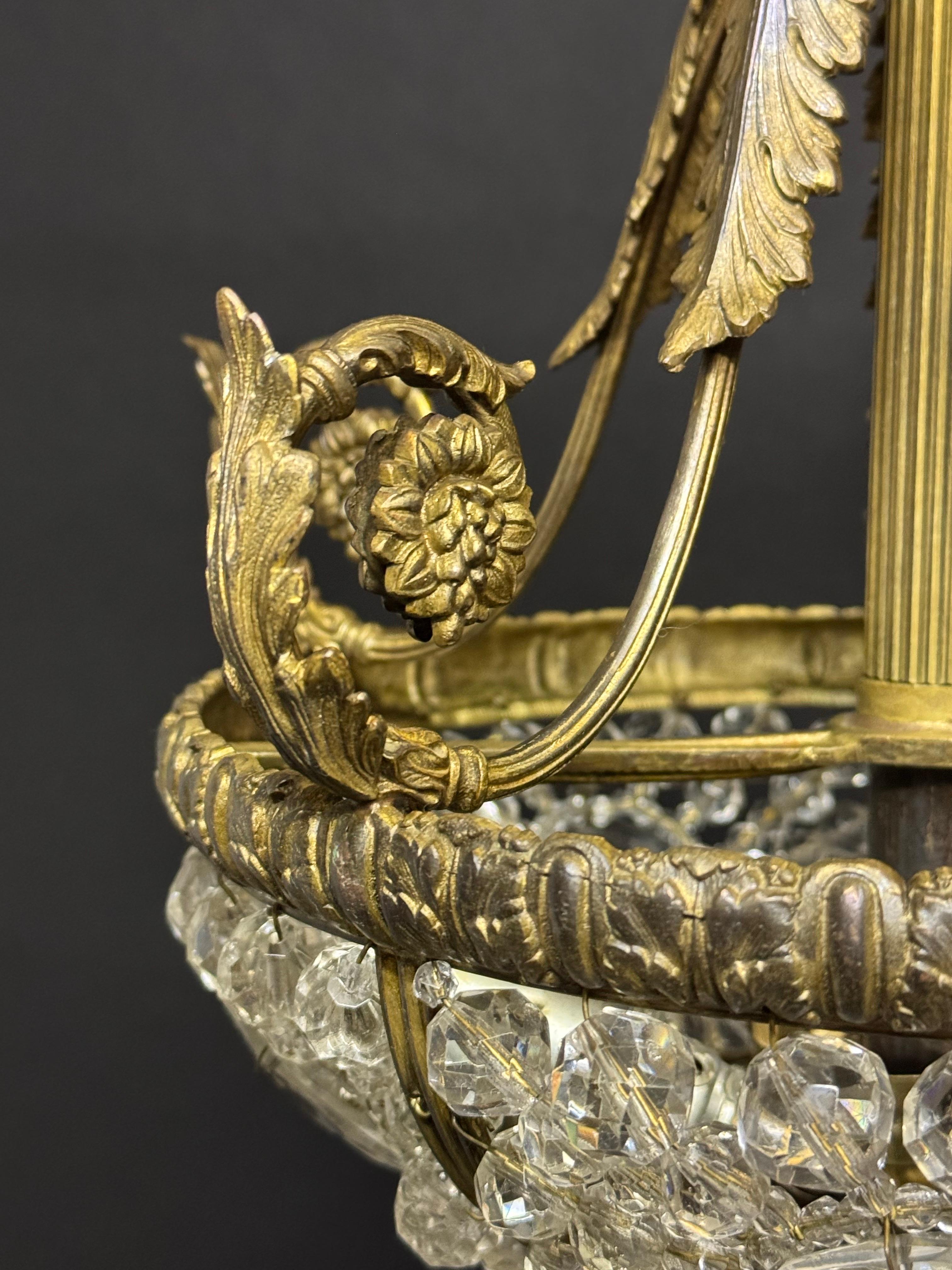 Grande lampadario francese del 19° Sac a pearl con cesto di bronzo e perline di cristallo in vendita 9