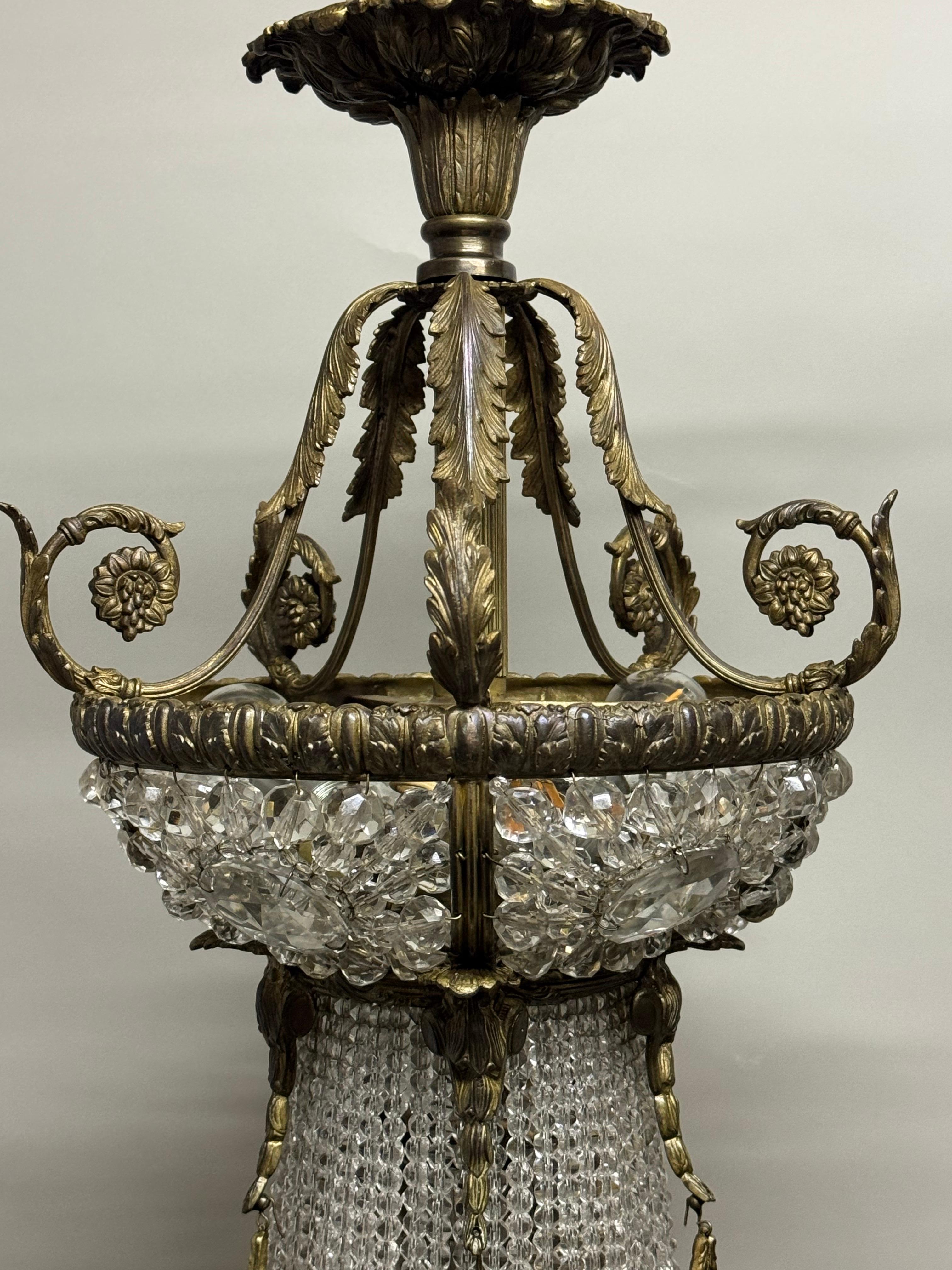 Grande lampadario francese del 19° Sac a pearl con cesto di bronzo e perline di cristallo in vendita 10