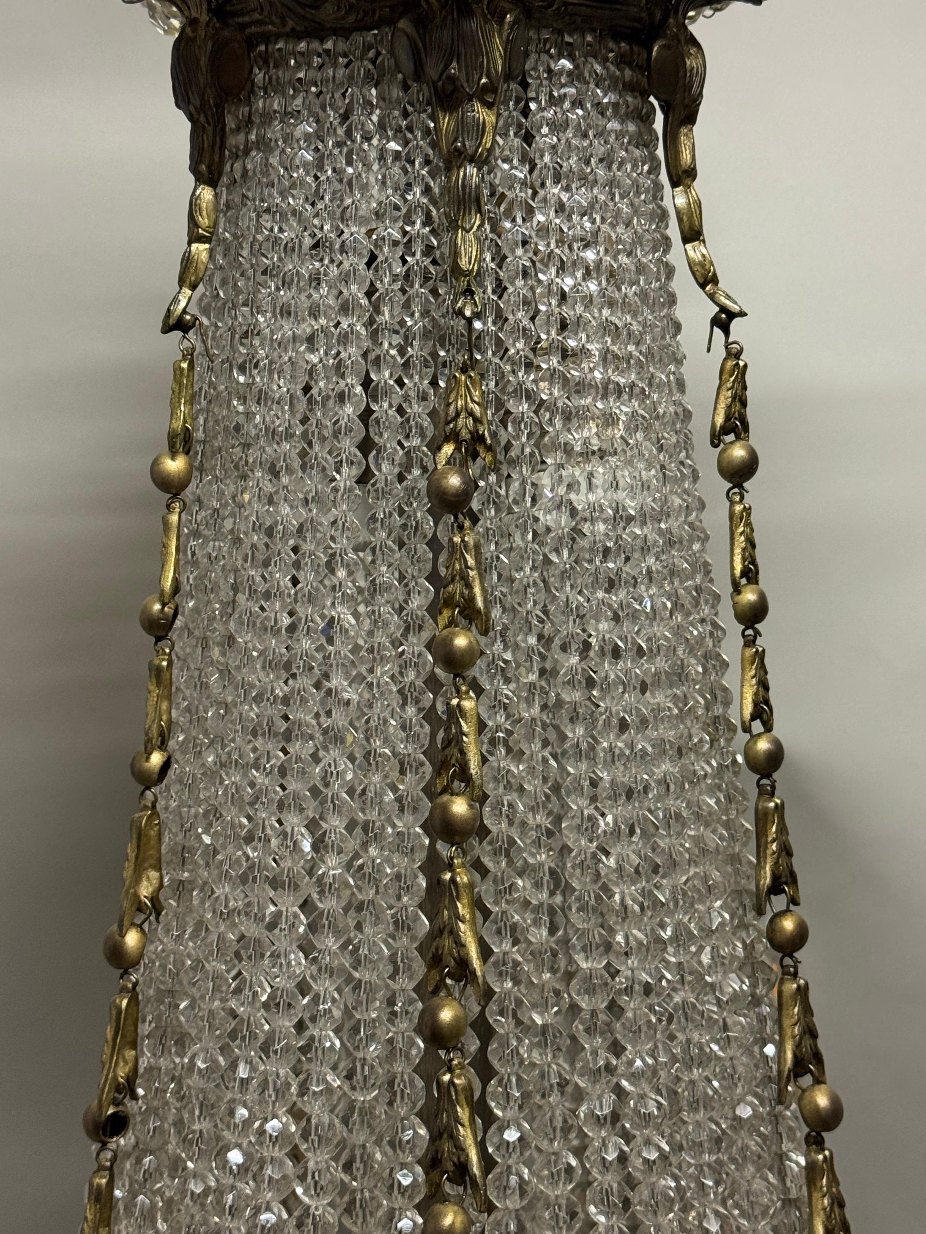 Grande lampadario francese del 19° Sac a pearl con cesto di bronzo e perline di cristallo in vendita 11