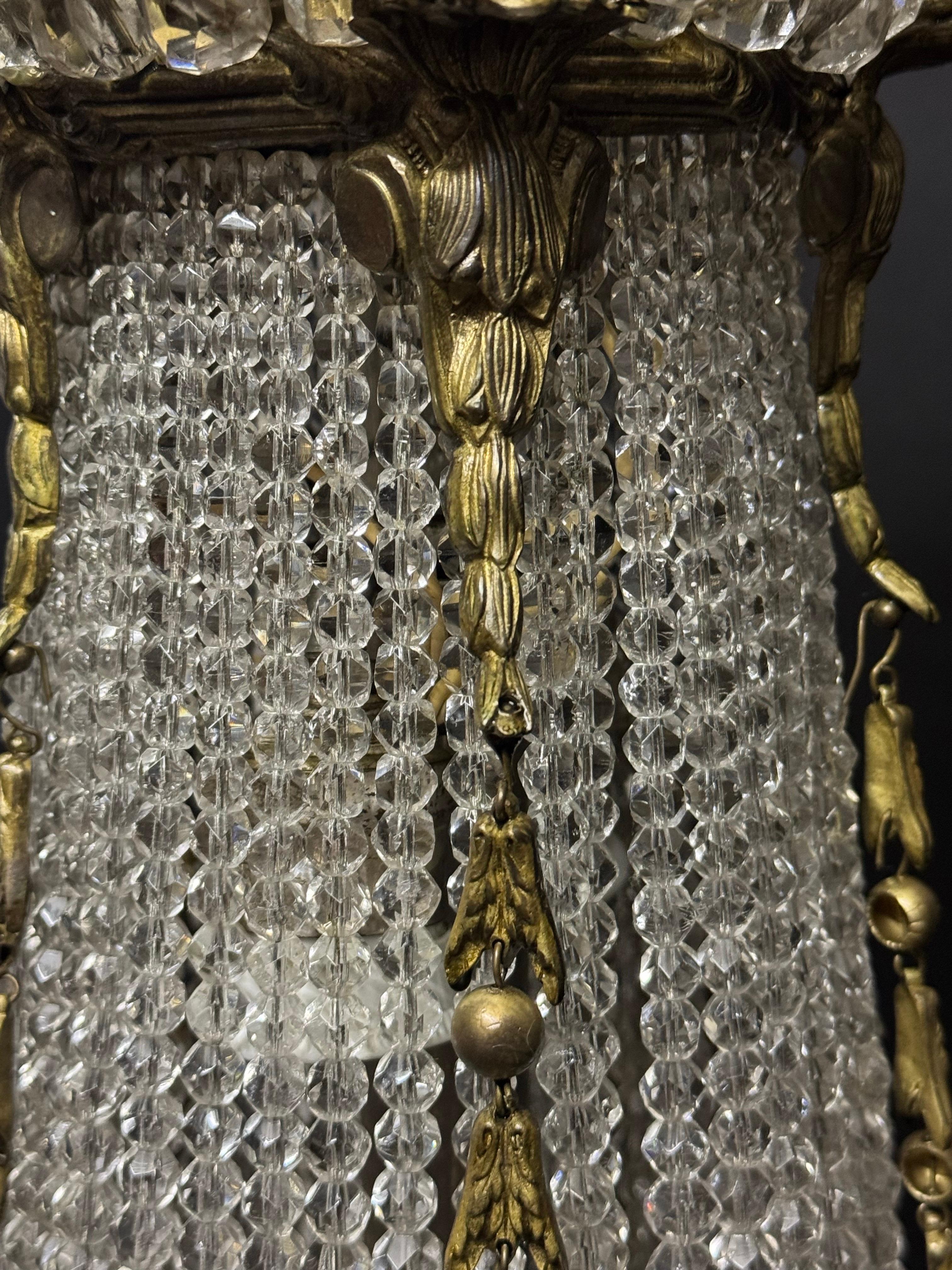Grande lampadario francese del 19° Sac a pearl con cesto di bronzo e perline di cristallo in vendita 12