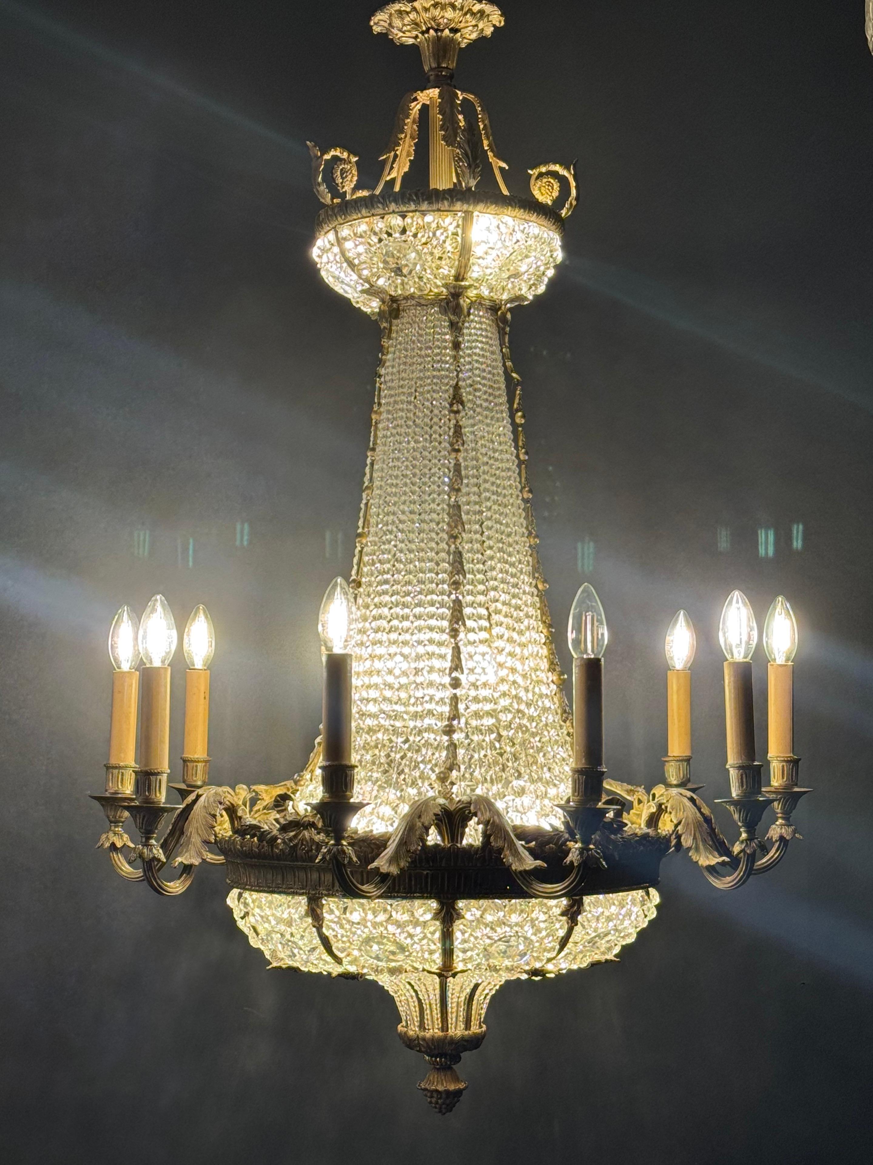 Grande lampadario francese del 19° Sac a pearl con cesto di bronzo e perline di cristallo in vendita 13