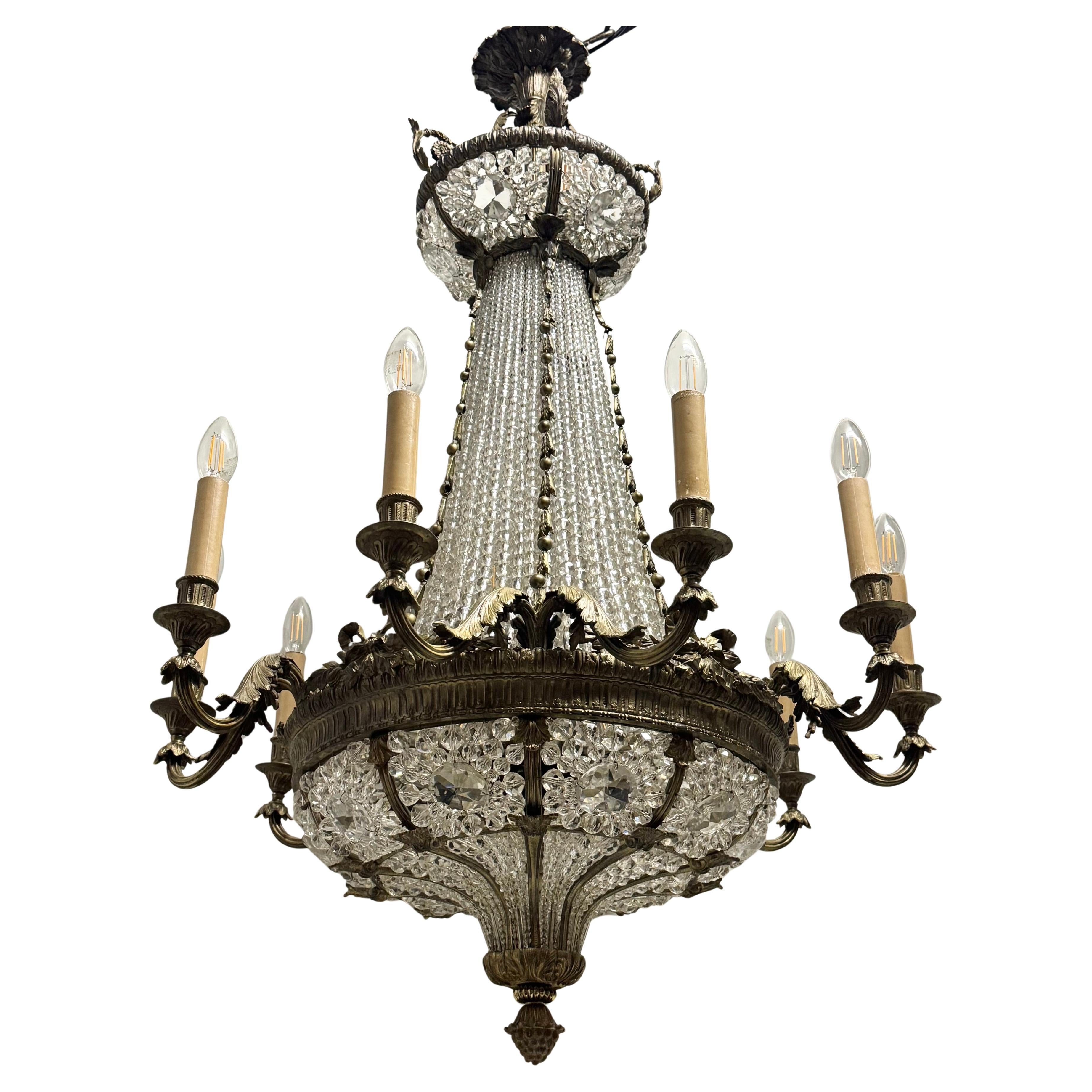 Belle Époque Grande lampadario francese del 19° Sac a pearl con cesto di bronzo e perline di cristallo in vendita