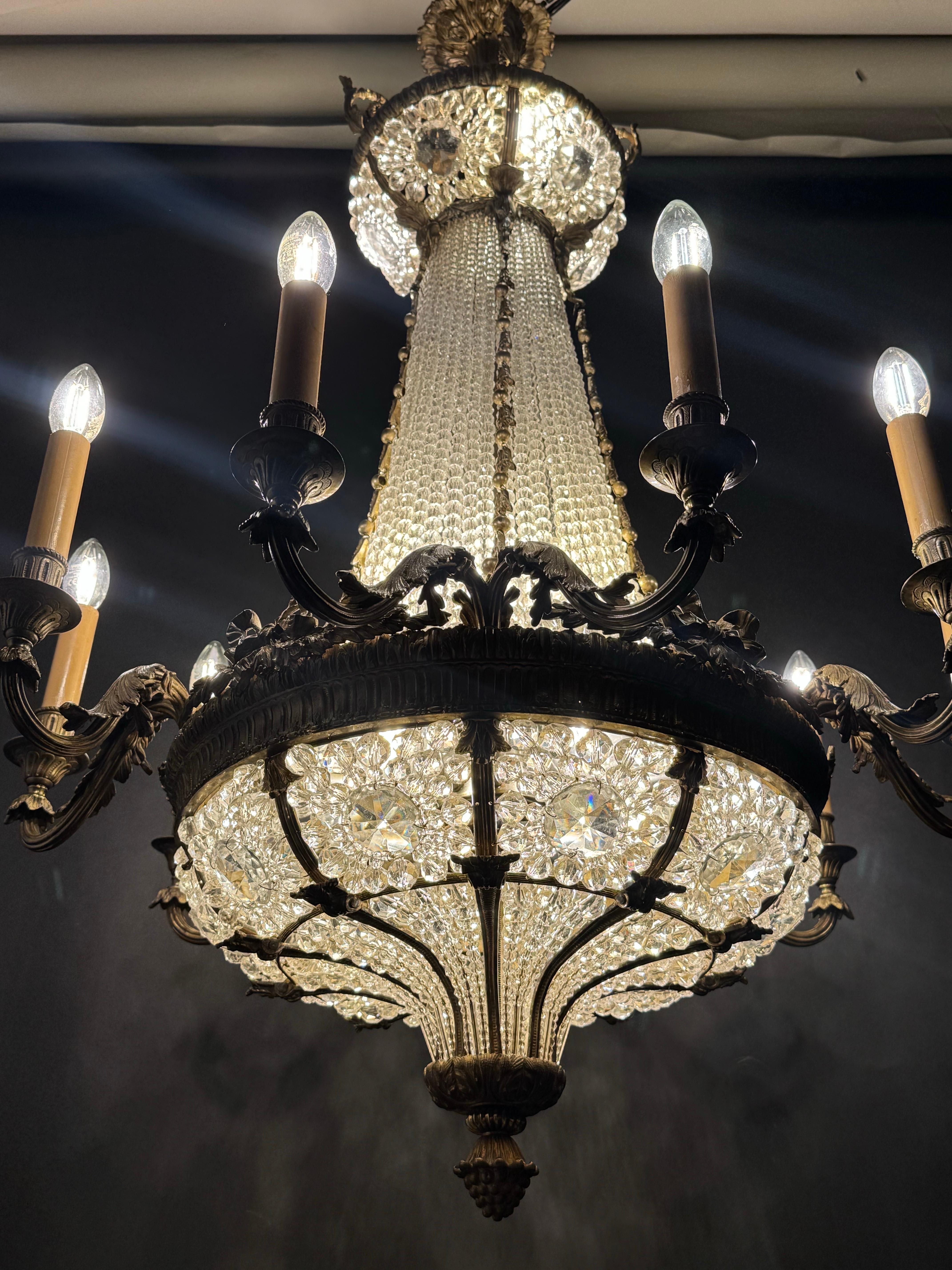 Francese Grande lampadario francese del 19° Sac a pearl con cesto di bronzo e perline di cristallo in vendita