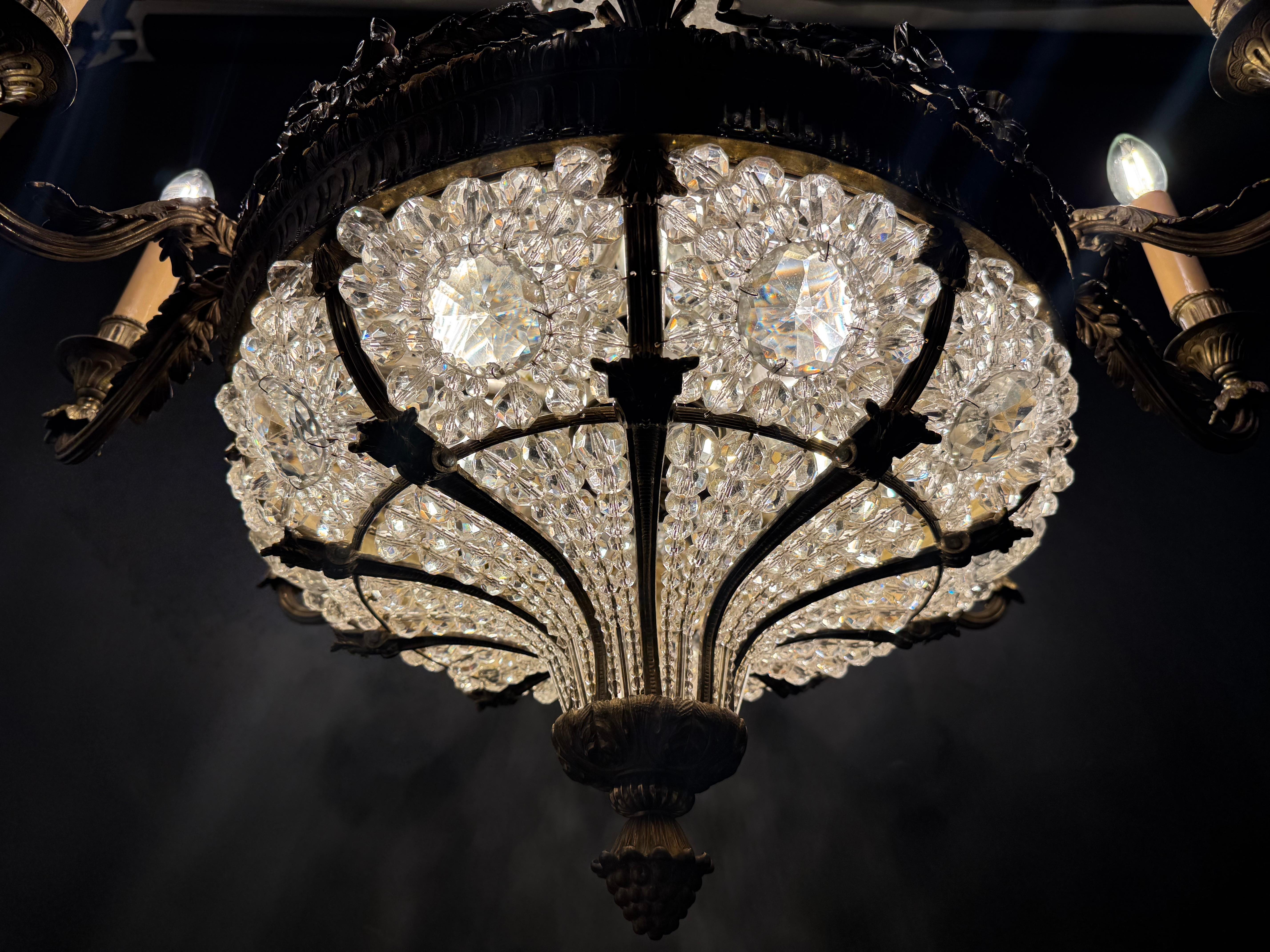 Grande lampadario francese del 19° Sac a pearl con cesto di bronzo e perline di cristallo In condizioni ottime in vendita a Wiesbaden, Hessen