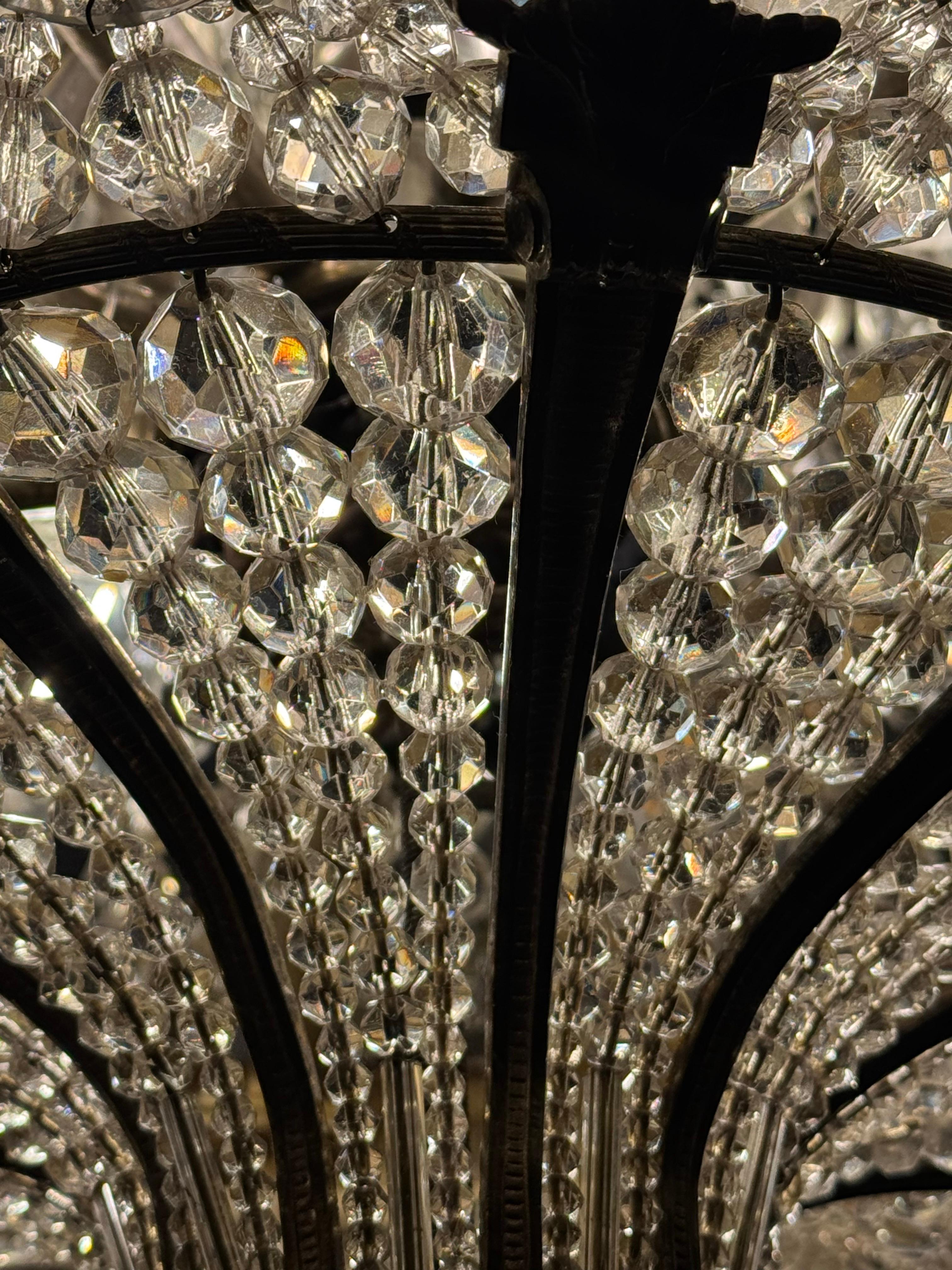 Bronzo Grande lampadario francese del 19° Sac a pearl con cesto di bronzo e perline di cristallo in vendita