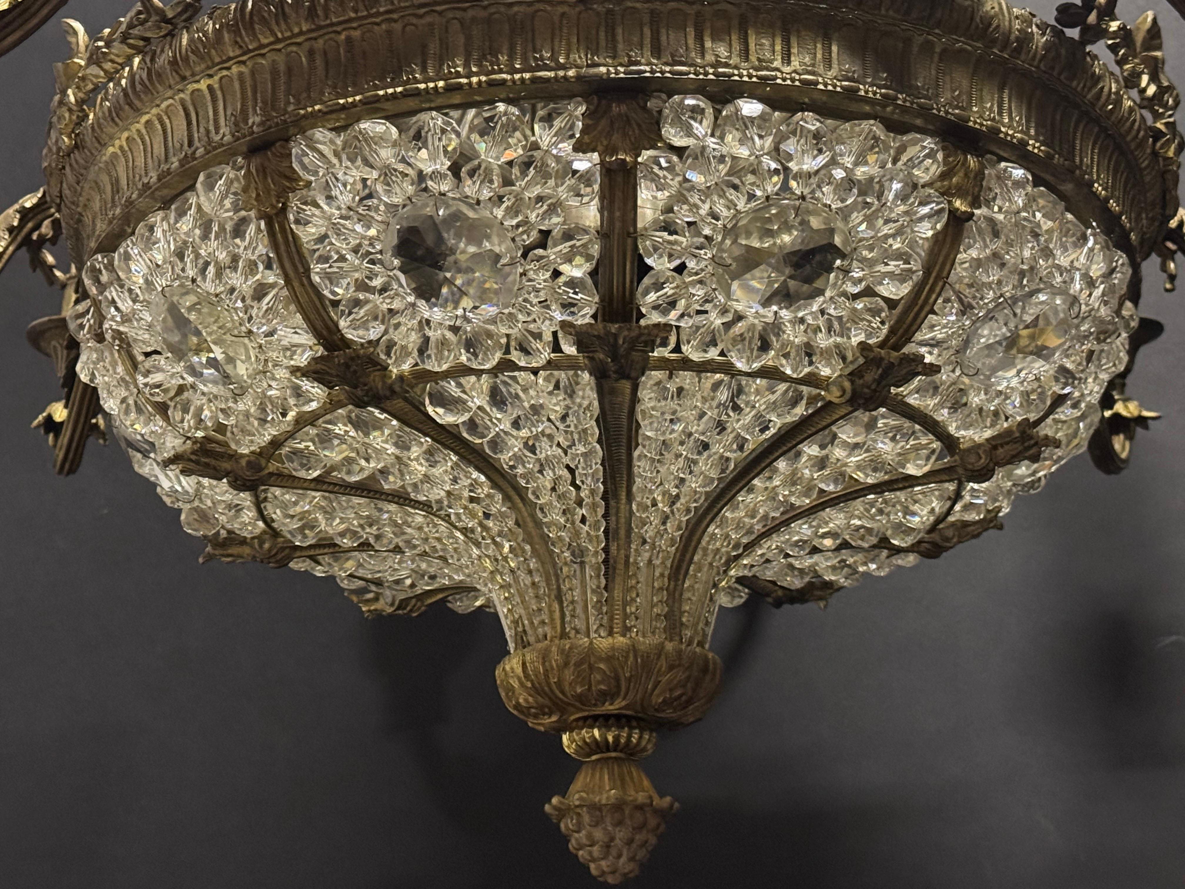 Grande lampadario francese del 19° Sac a pearl con cesto di bronzo e perline di cristallo in vendita 1
