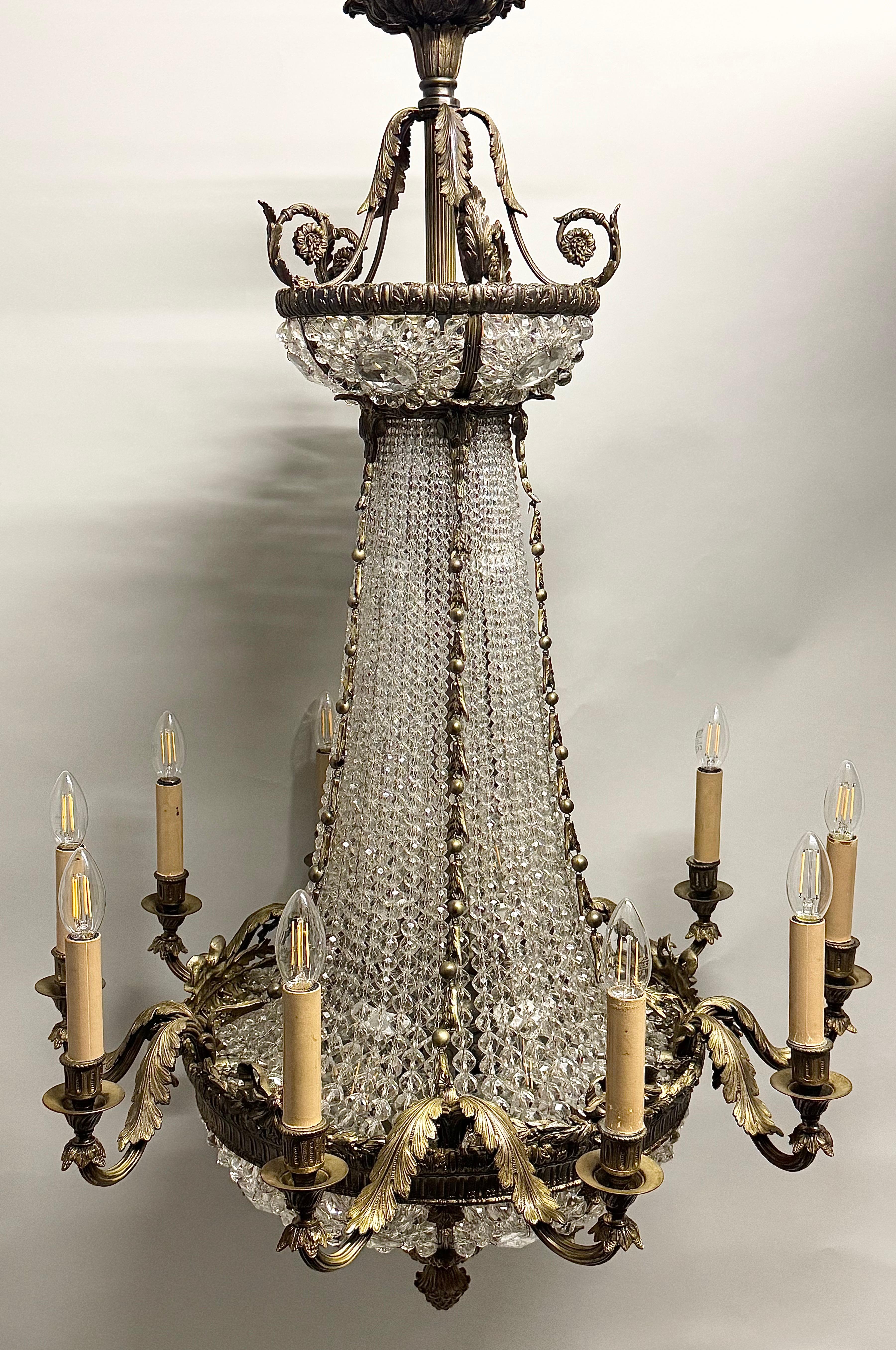 Grande lampadario francese del 19° Sac a pearl con cesto di bronzo e perline di cristallo in vendita 2