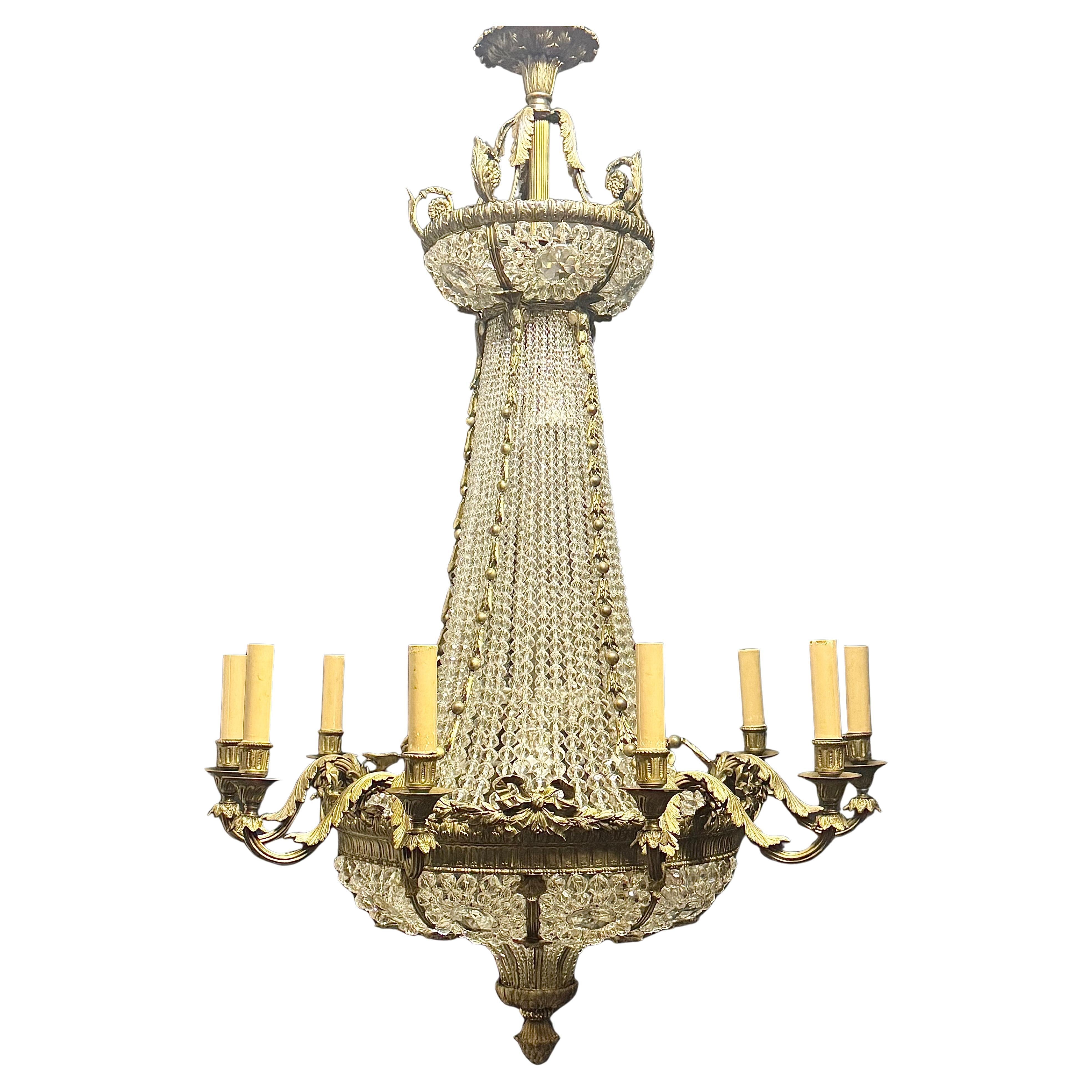 Grande lampadario francese del 19° Sac a pearl con cesto di bronzo e perline di cristallo in vendita