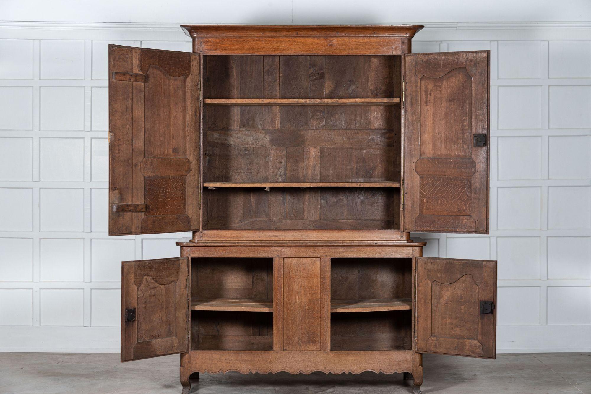 circa 1800
Grande buffet francese in quercia del XIX secolo Deux corps
Proveniente dal Sud della Francia
Possiamo anche personalizzare i pezzi esistenti per adattarli alle tue esigenze. Abbiamo una nostra officina, restauratori e rifinitori.