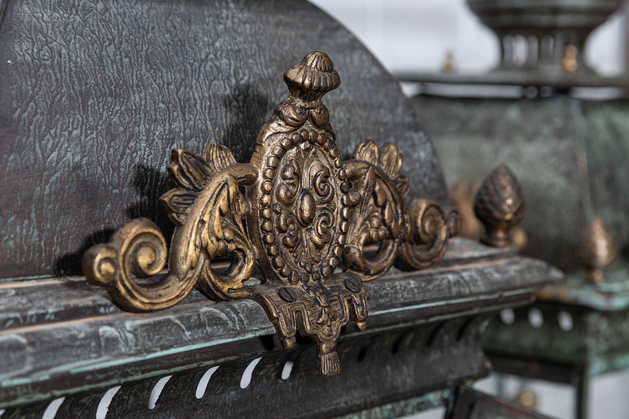 Große französische Laternen im Stil des 19. Jahrhunderts aus Bronze und Eisen (Messing) im Angebot