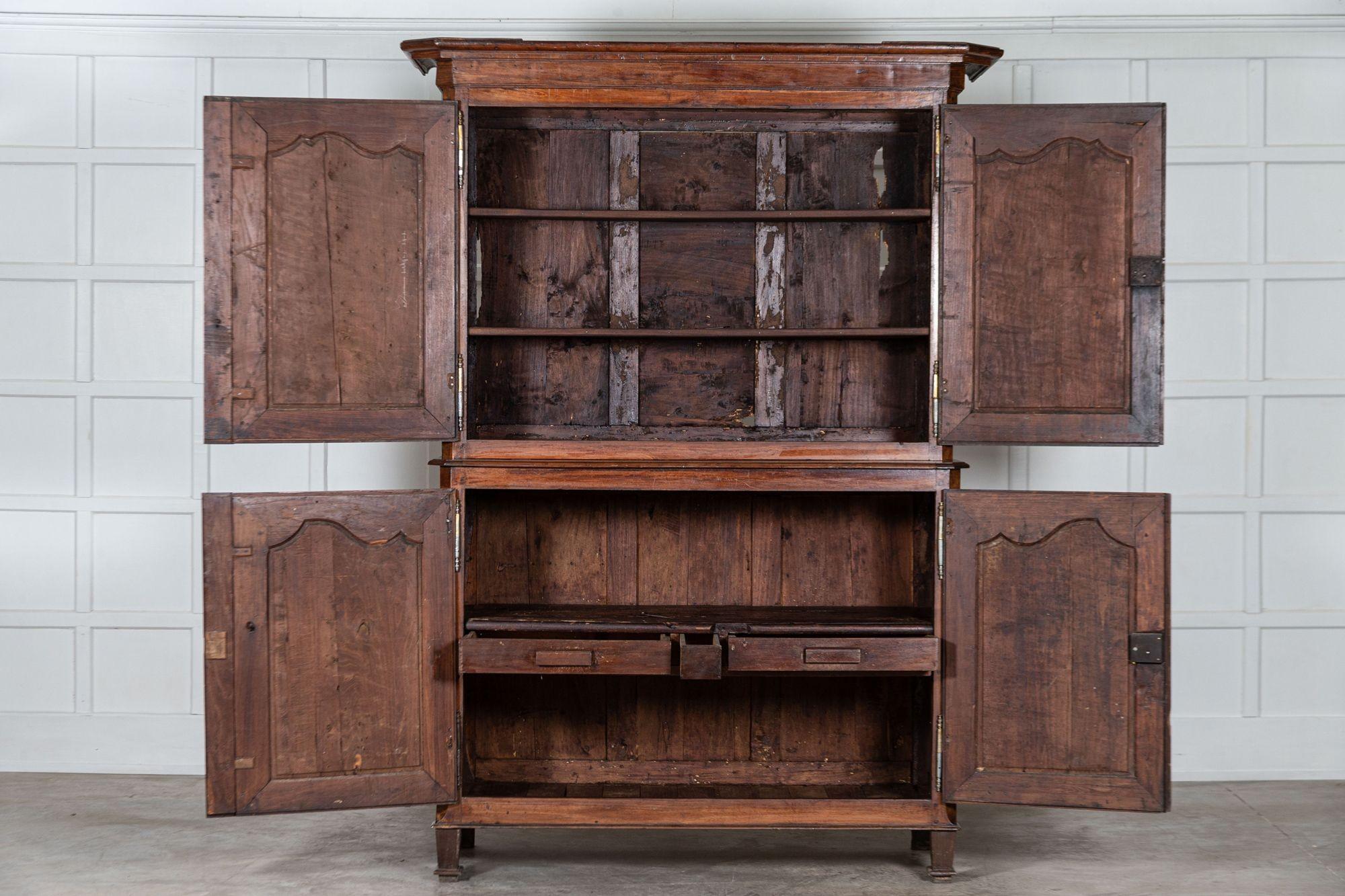 circa 1800
Grande buffet francese del XIX secolo in noce Deux Corps
Proveniente dal Sud della Francia
Possiamo anche personalizzare i pezzi esistenti per adattarli alle tue esigenze. Abbiamo una nostra officina, restauratori e rifinitori.