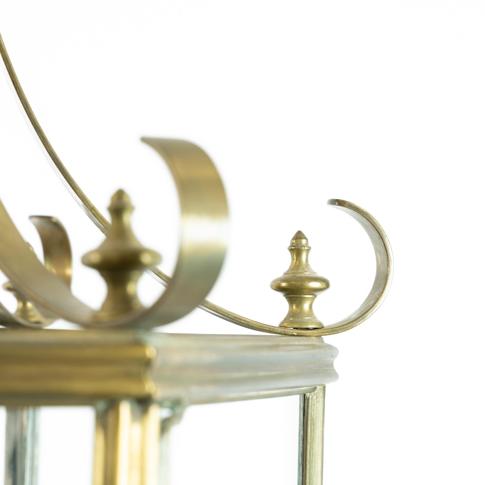 Francese Grande lanterna a sospensione francese del XX secolo in ottone in vendita