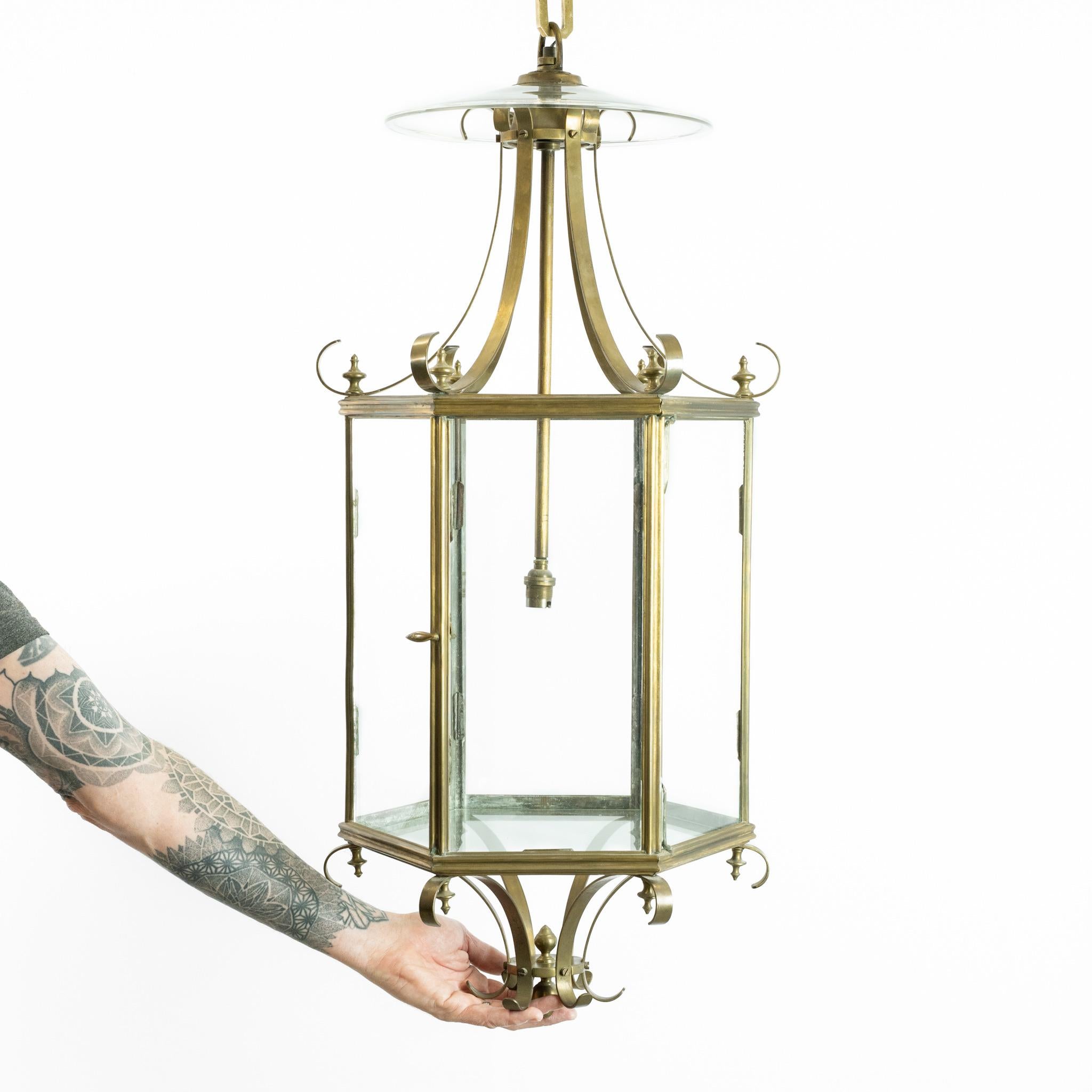 Grande lanterna a sospensione francese del XX secolo in ottone in vendita 1